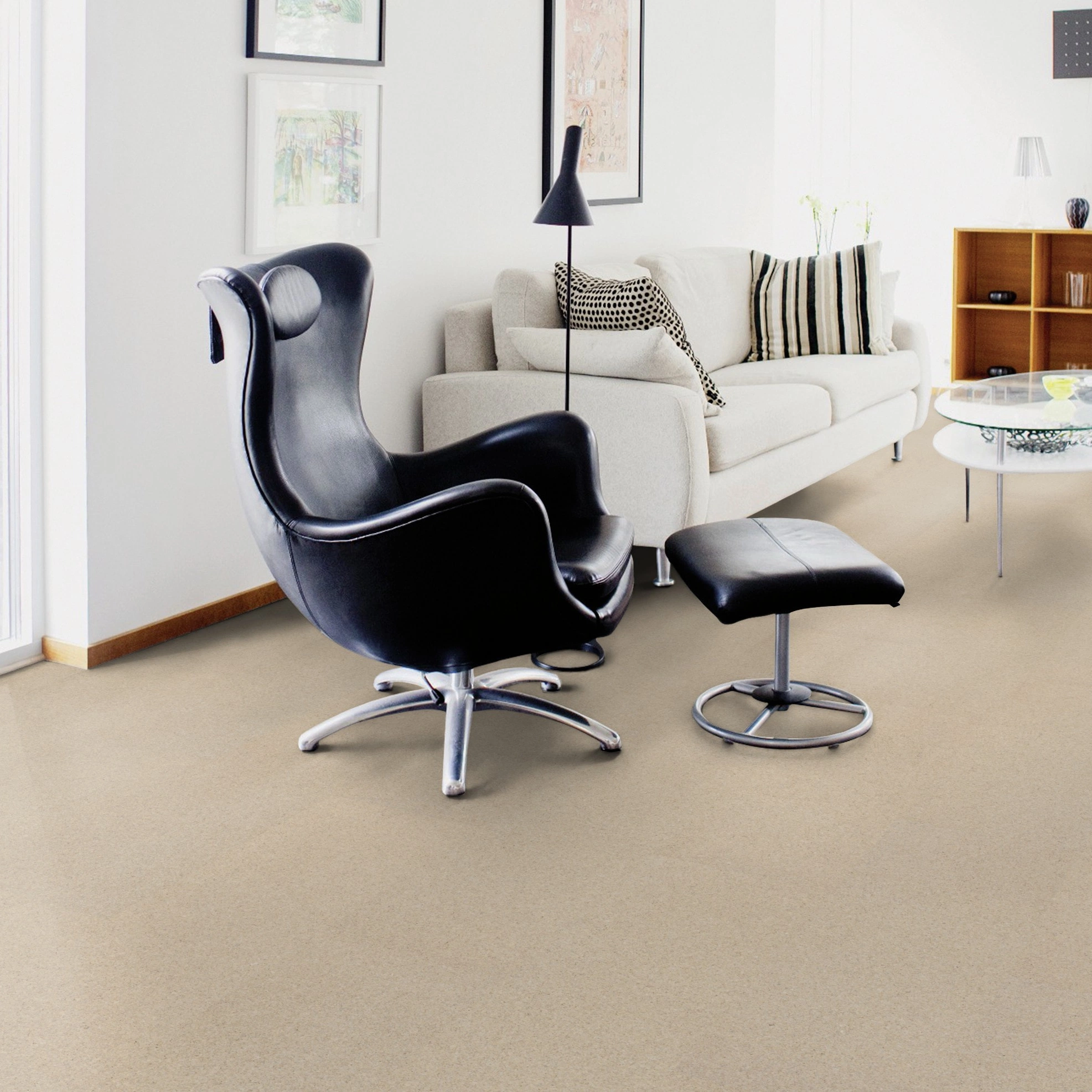 Milieubild Wohnzimmer mit Sessel und bodentiefem Fenster - Wicanders Wise HDF Klick-Korkboden cork Go Grit Milieubild Wohnzimmer mit Sessel und bodentiefem Fenster - Wicanders Wise 80002131