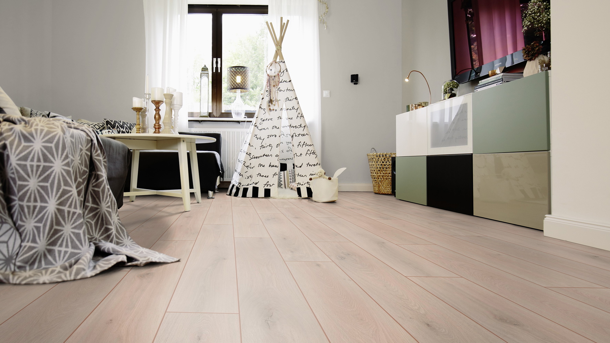 Milieubild Wohnzimmer mit Sideboard und Fernseher - wineo PLC309R