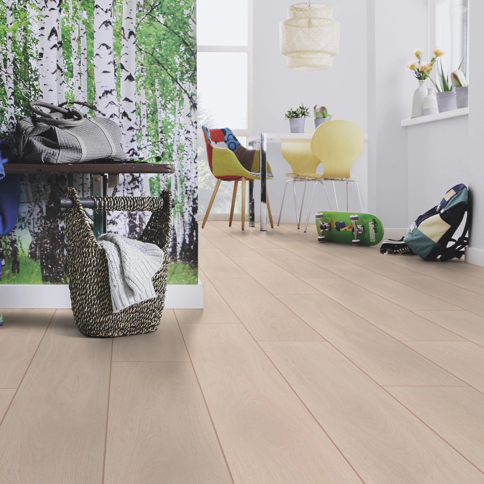 Milieubild Esszimmer mit Flur und Sitzbank - wineo Klebe-Bioboden PURLINE wineo 1000 wood XL Calm Oak Bright Milieubild Esszimmer mit Flur und Sitzbank - wineo PL305R