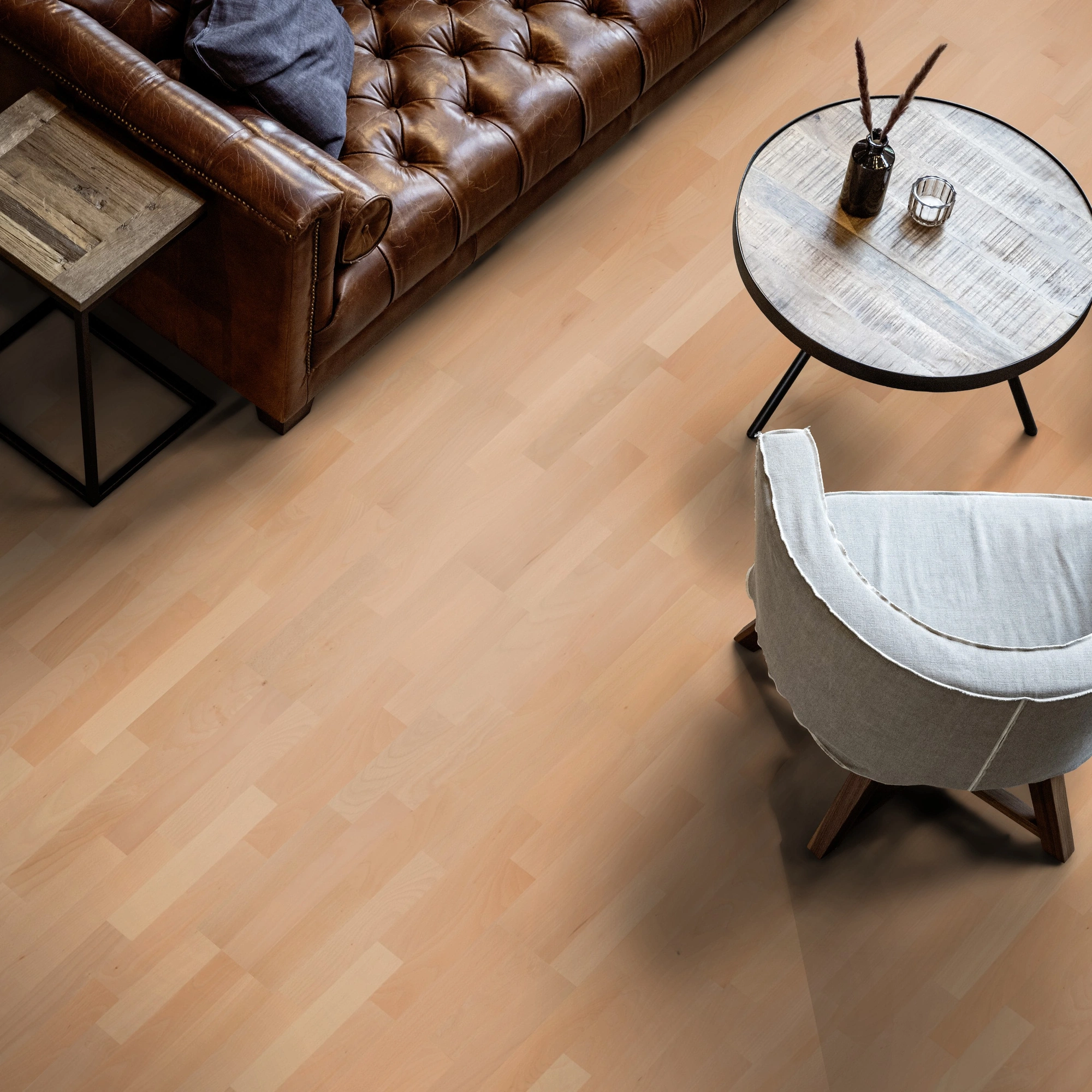 Milieubild Wohnzimmer mit Ledersofa - Blick von oben - ter Hürne Parkett Elements Collection EVO Buche Procida Milieubild Wohnzimmer mit Ledersofa - Blick von oben - ter Hürne 1101312611