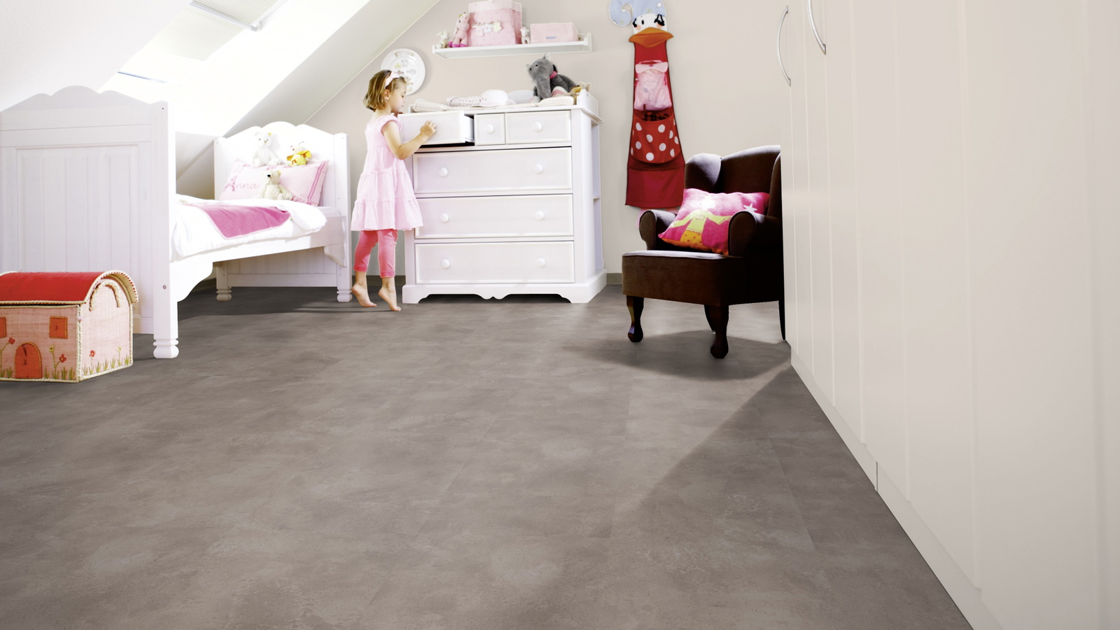 Milieubild Kinderzimmer mit weißer Kommode - wineo PLC318R