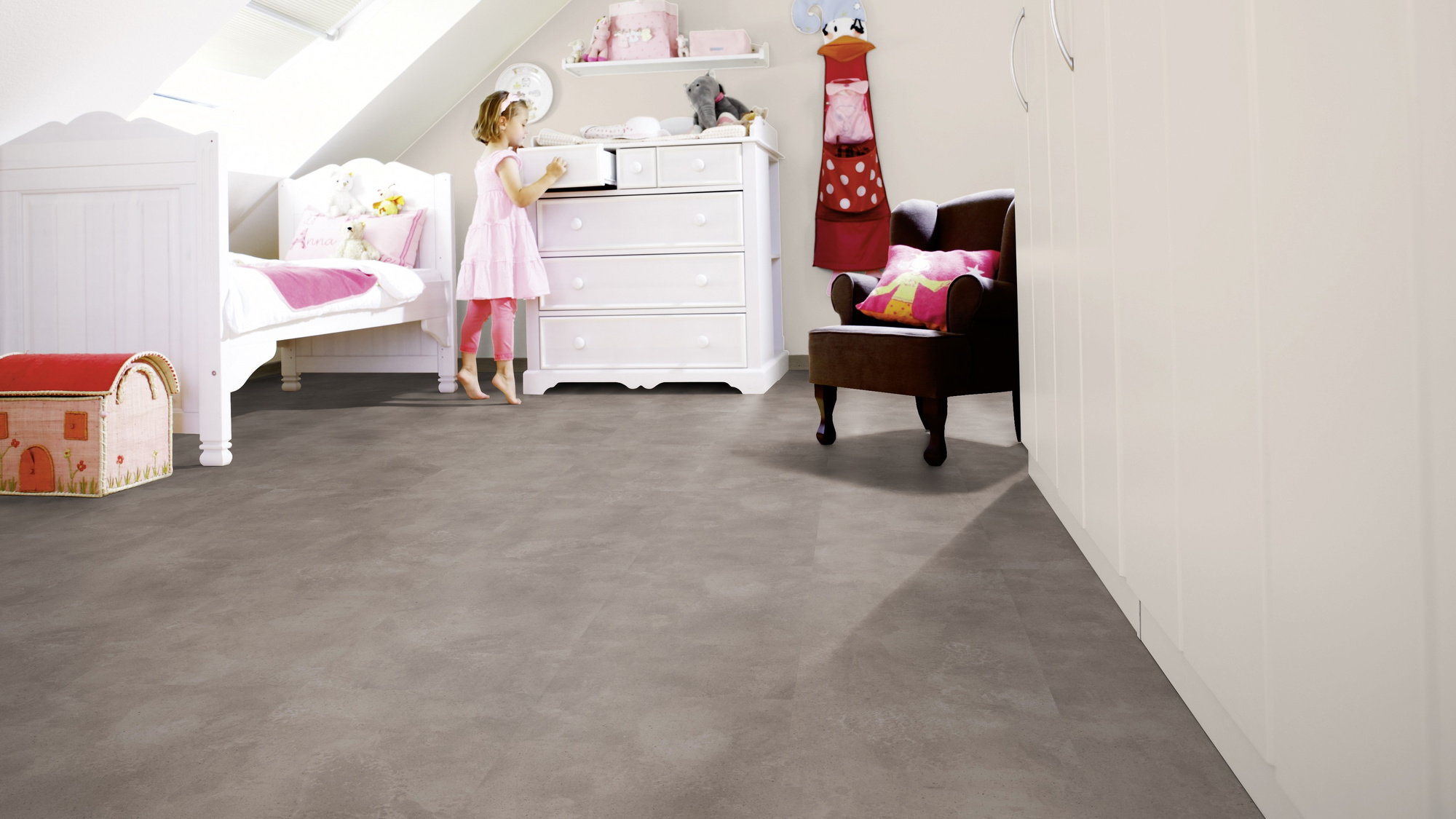 Milieubild Kinderzimmer mit weißer Kommode - wineo PLC318R