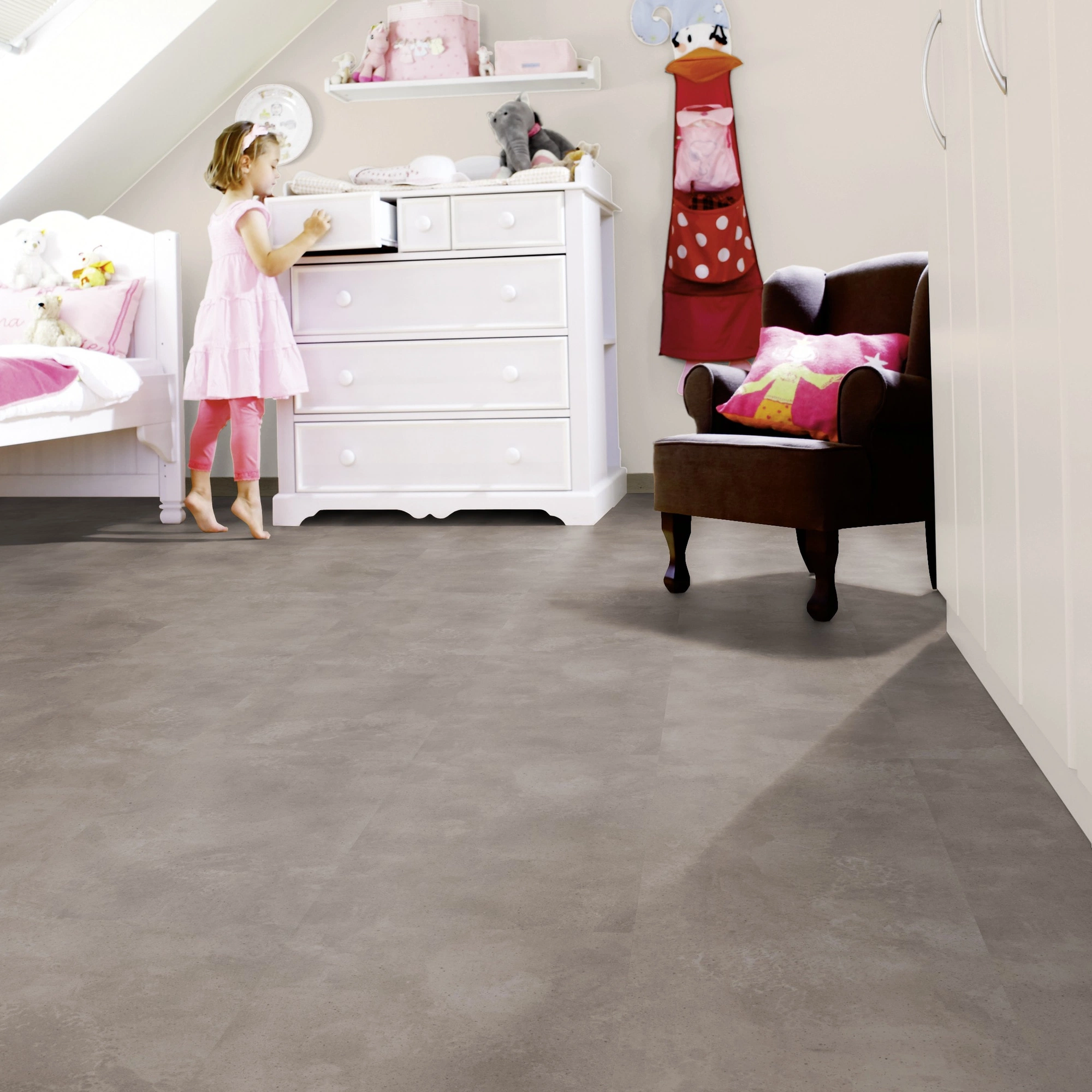 Milieubild Kinderzimmer mit weißer Kommode - wineo Klick-Bioboden PURLINE wineo 1000 stone L Urban Concrete Smoke Milieubild Kinderzimmer mit weißer Kommode - wineo PLC318R