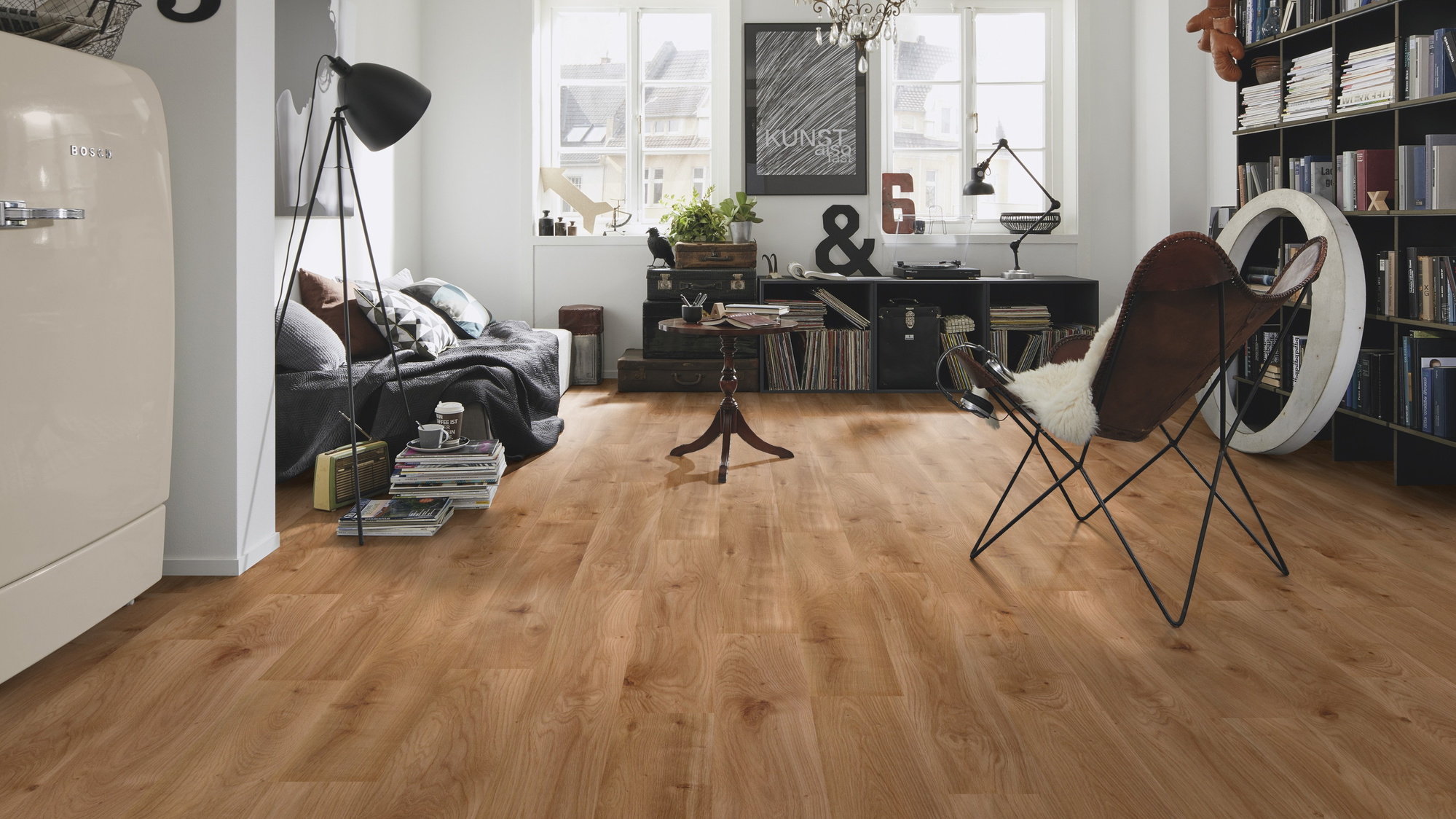 Milieubild Kompaktes Wohnzimmer mit Bücherregal - wineo Klick-Bioboden PURLINE wineo 1000 wood L Intensive Oak Caramel Milieubild Kompaktes Wohnzimmer mit Bücherregal - wineo PLC300R