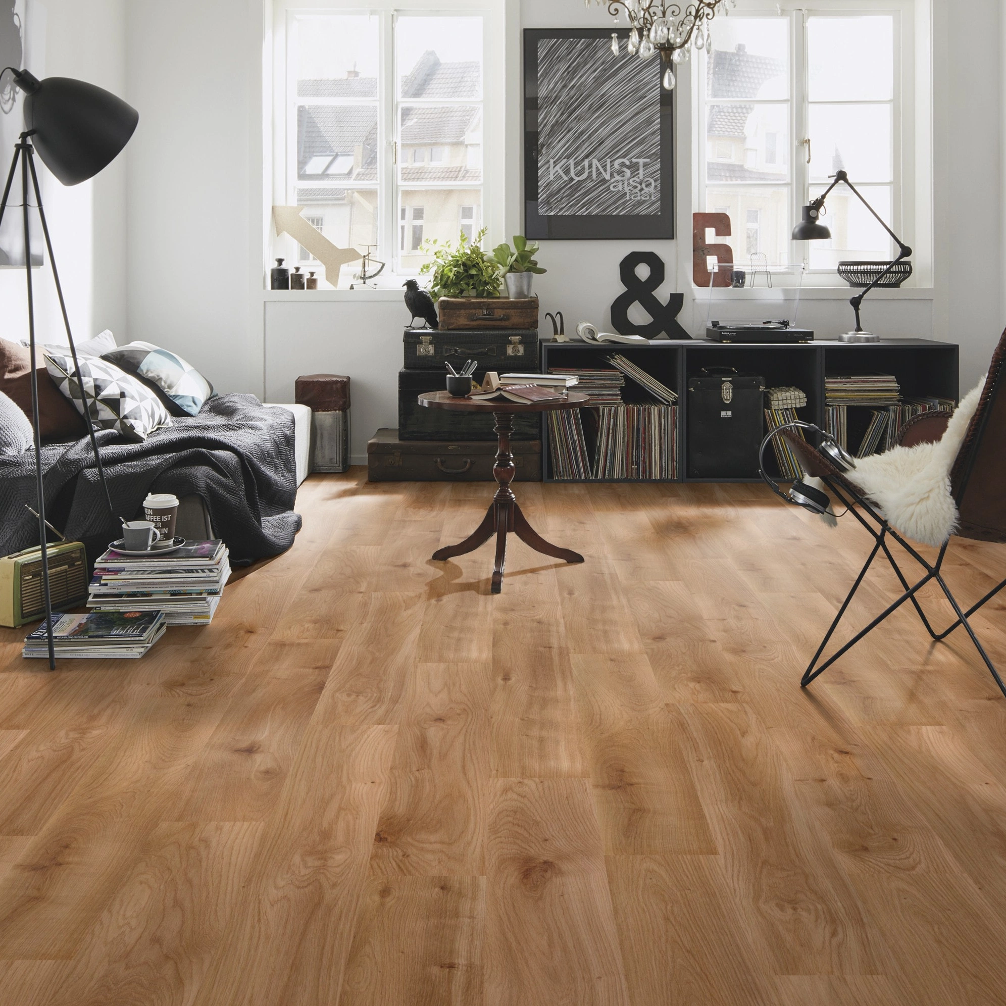 Milieubild Kompaktes Wohnzimmer mit Bücherregal - wineo Klick-Bioboden PURLINE wineo 1000 wood L Intensive Oak Caramel Milieubild Kompaktes Wohnzimmer mit Bücherregal - wineo PLC300R