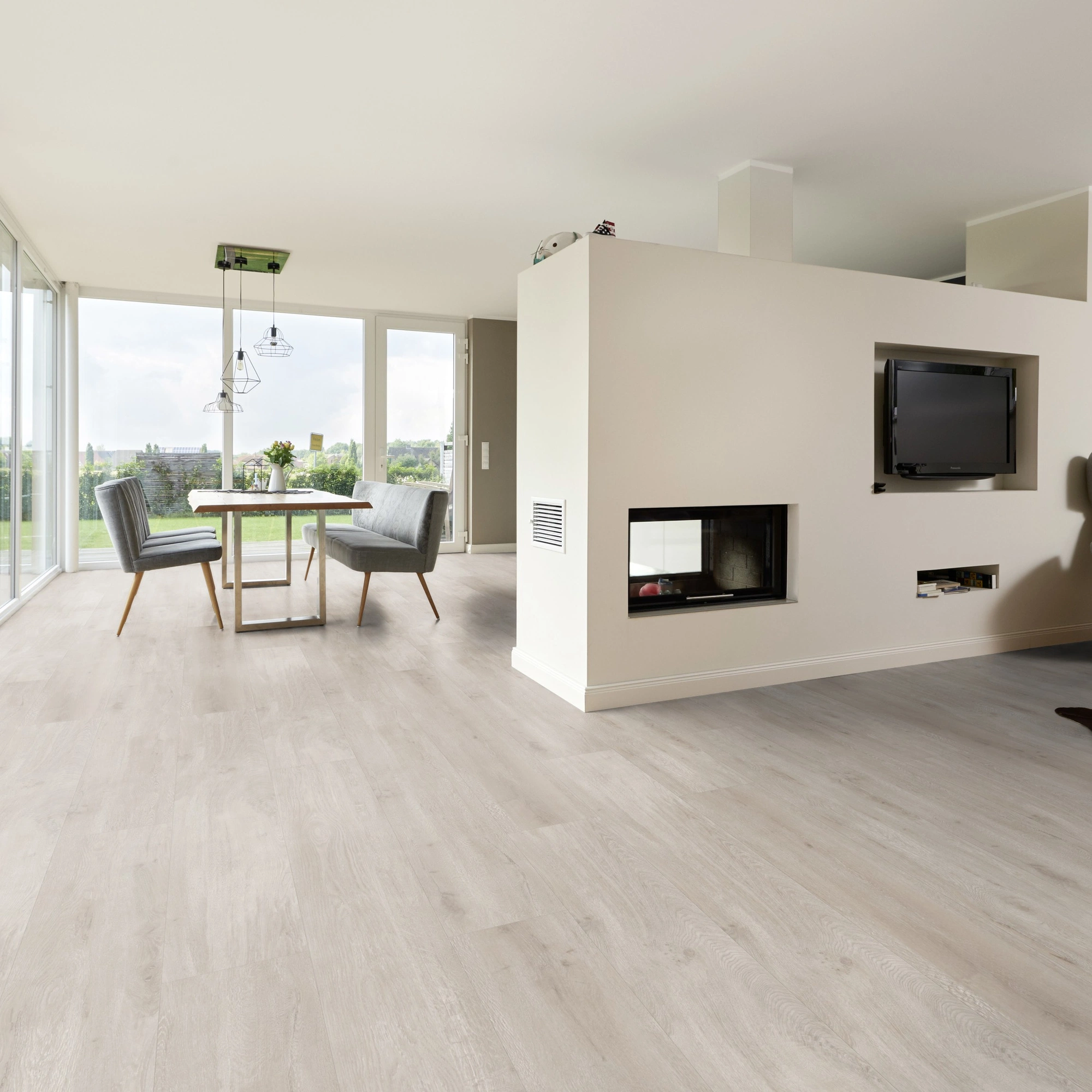 Milieubild Wohnzimmer mit Essbereich und Kamin - ter Hürne Klebe-Vinyl Pro Grand Choice Eiche Odessa Milieubild Wohnzimmer mit Essbereich und Kamin - ter Hürne 1101210413