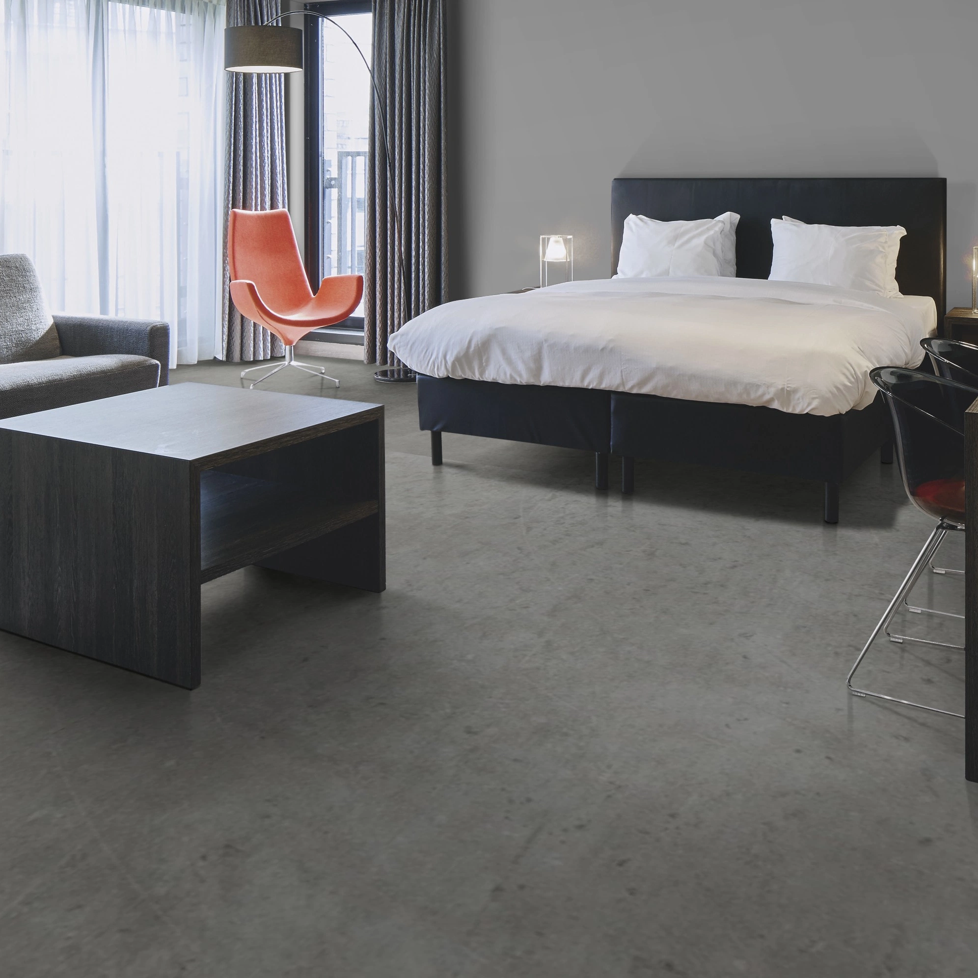 Milieubild Hotelzimmer mit Kingsize-Bett - Forbo Flooring Klebe-Vinyl Enduro Dryback Material Mid Concrete Milieubild Hotelzimmer mit Kingsize-Bett - Forbo Flooring 217638