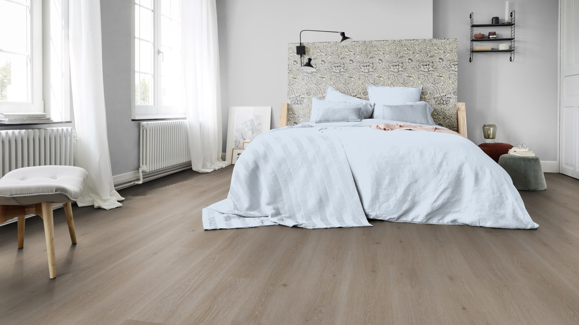 Milieubild Schlafzimmer in Stadtwohnung - Tarkett Klebe-Vinyl Essence 55 Tribe Oak Grey Milieubild Schlafzimmer in Stadtwohnung - Tarkett 260053008