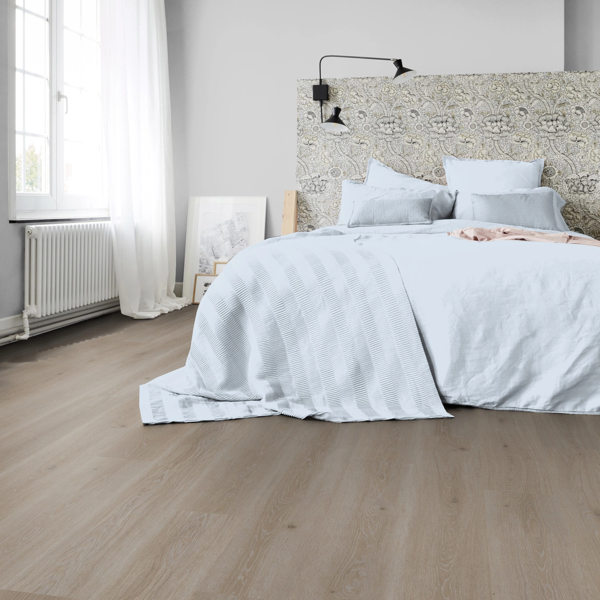 Milieubild Schlafzimmer in Stadtwohnung - Tarkett Klebe-Vinyl Essence 55 Tribe Oak Grey Milieubild Schlafzimmer in Stadtwohnung - Tarkett 260053008