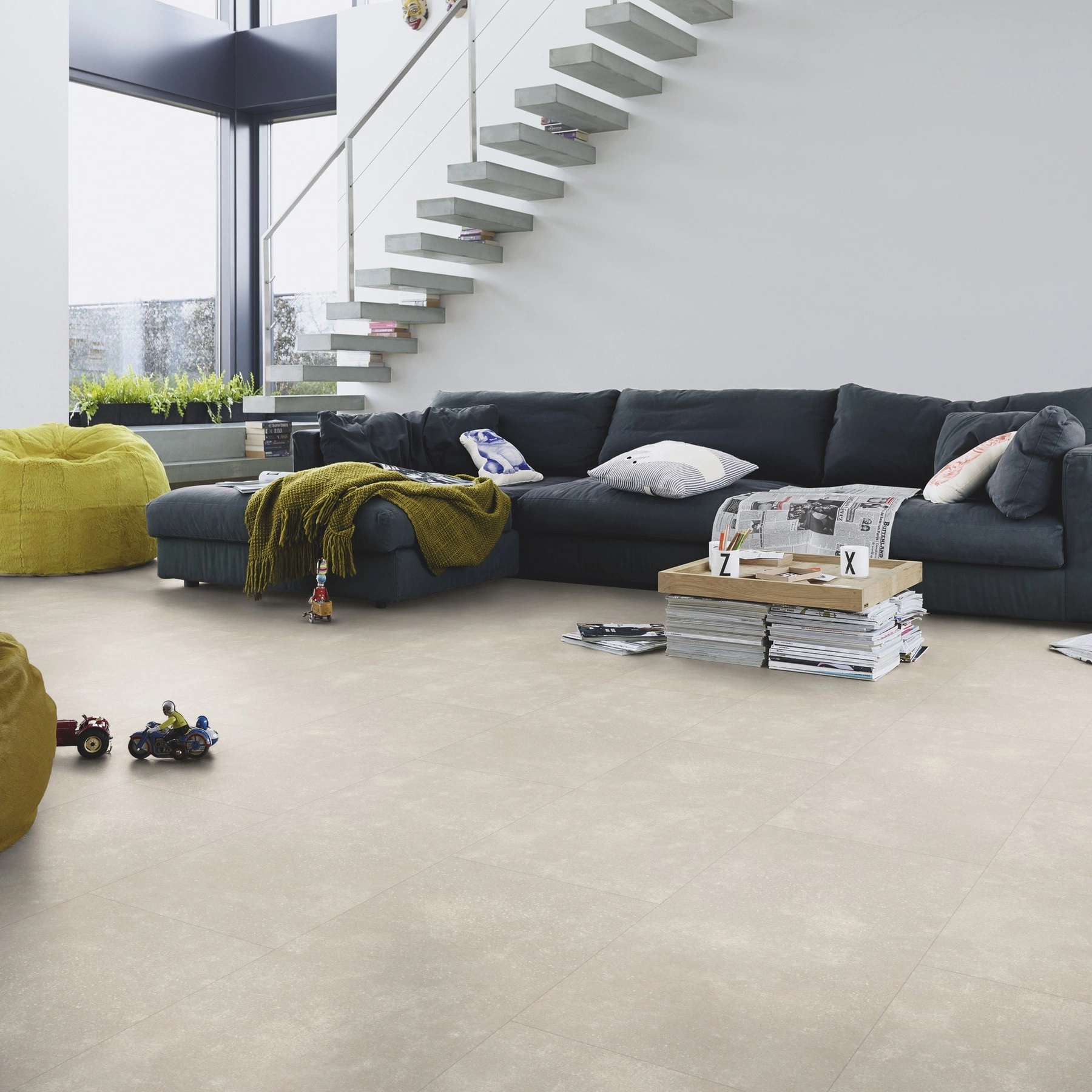 Milieubild Modernes Wohnzimmer mit Kamin - MEISTER Laminat LB 150 Cream Stone Milieubild Modernes Wohnzimmer mit Kamin - MEISTER 600003-0857398-07138