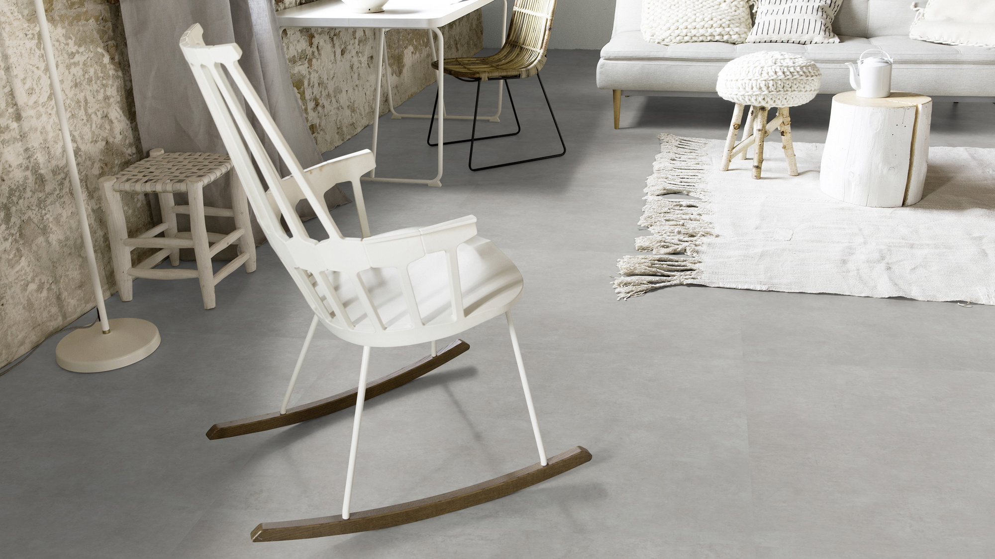 Milieubild Wohnzimmer mit Schaukelstuhl im skandinavischen Stil - Forbo Flooring 220186