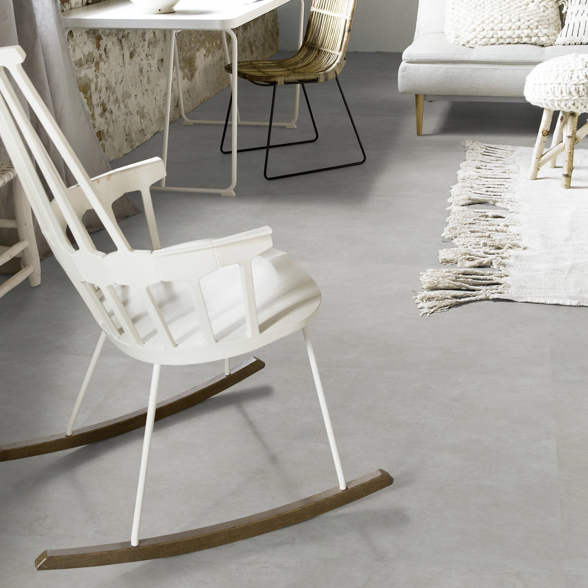 Milieubild Wohnzimmer mit Schaukelstuhl im skandinavischen Stil - Forbo Flooring Klebe-Vinyl Allura Dryback 0.55 Material Grigio Concrete Milieubild Wohnzimmer mit Schaukelstuhl im skandinavischen Stil - Forbo Flooring 220186