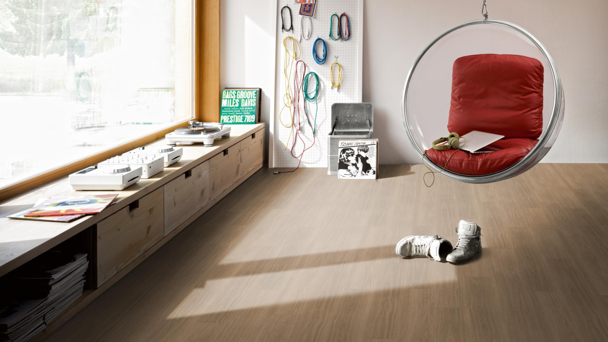 Milieubild Musikzimmer mit Plattenspieler - Parador HDF Klick-Designboden Modular ONE Eiche Artemis karamellbraun Milieubild Musikzimmer mit Plattenspieler - Parador 1748714
