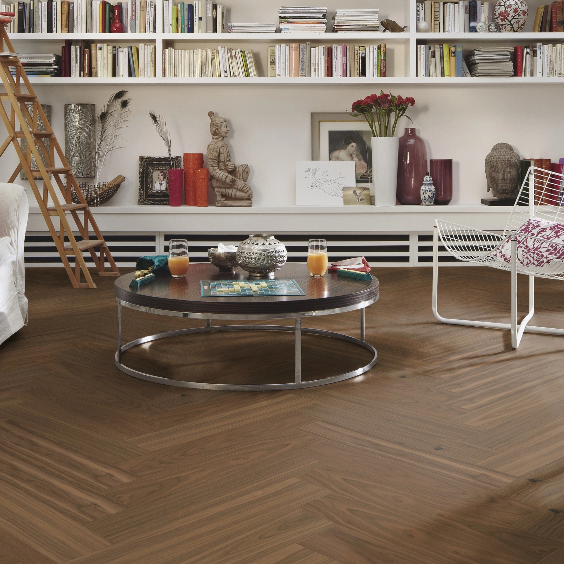 Milieubild Wohnzimmer mit großem Bücherregal - MEISTER Holzboden HS 500 Lindura Nussbaum amerikanisch classic Milieubild Wohnzimmer mit großem Bücherregal - MEISTER 500010-0700140-08924