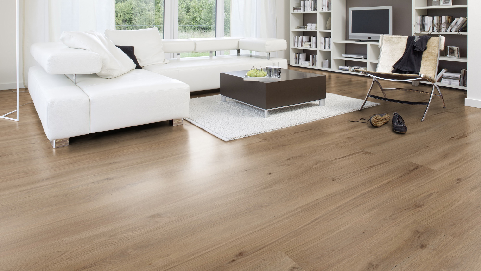 Milieubild Modernes Wohnzimmer mit Wohnlandschaft - Wicanders Wise HDF Klick-Designboden wood Natural XL Dakota Oak Milieubild Modernes Wohnzimmer mit Wohnlandschaft - Wicanders Wise 80003661
