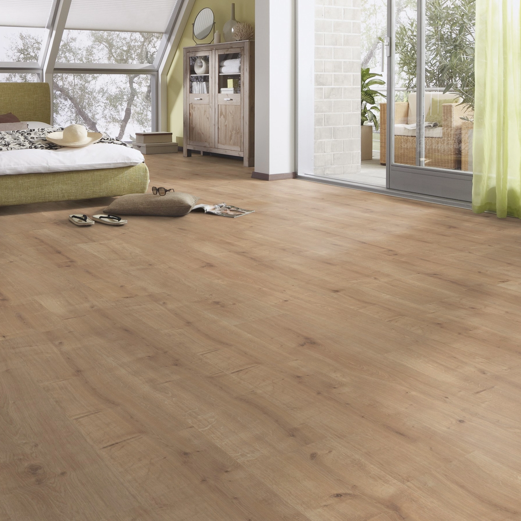 Milieubild Schlafzimmer im modernen Dachgeschoss - MEISTER Laminat LC 55 Eiche Marrakesch Milieubild Schlafzimmer im modernen Dachgeschoss - MEISTER 600012-1288198-06396