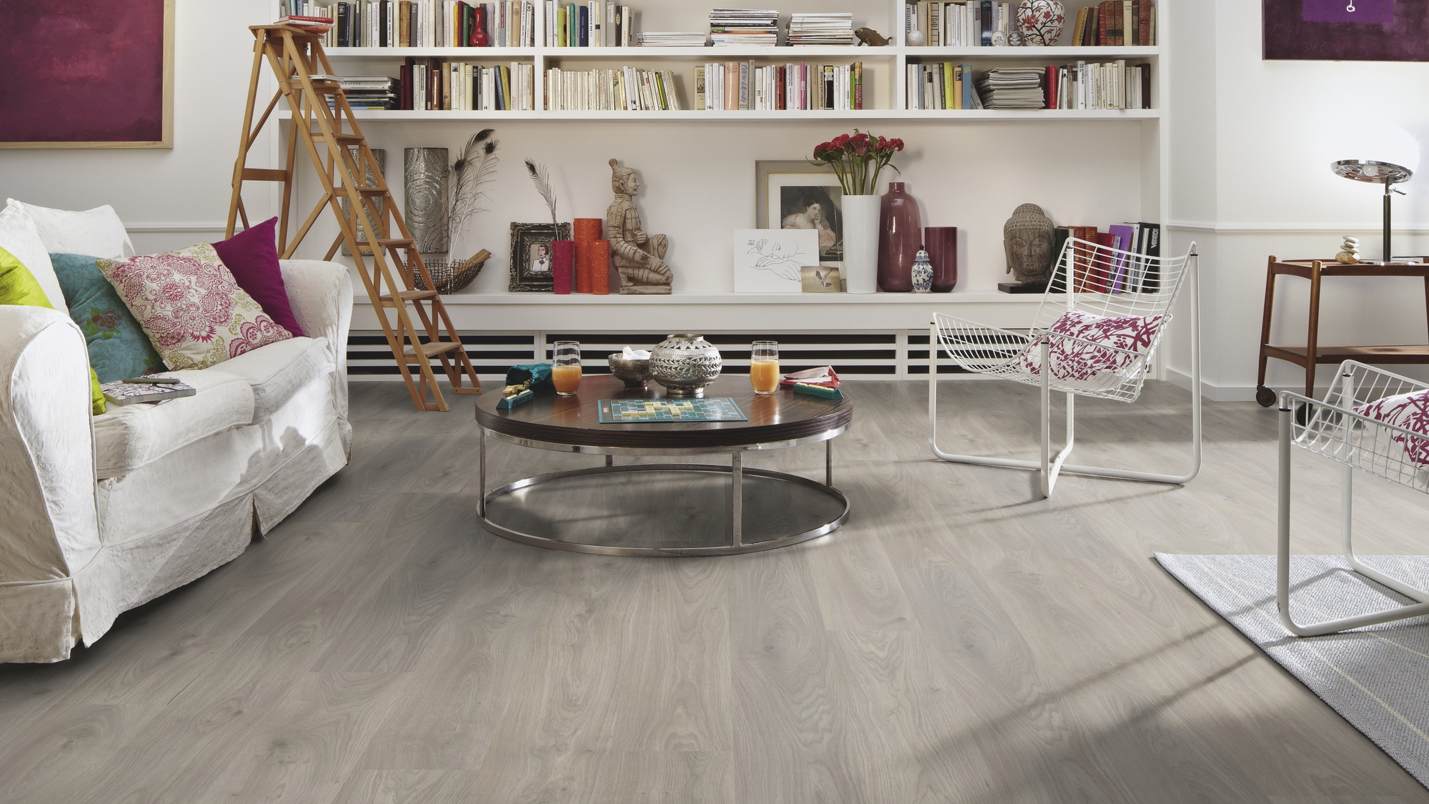 Milieubild Wohnzimmer mit großem Bücherregal - MEISTER Laminat LC 150 Eiche Monclair Milieubild Wohnzimmer mit großem Bücherregal - MEISTER 600014-1288198-07148