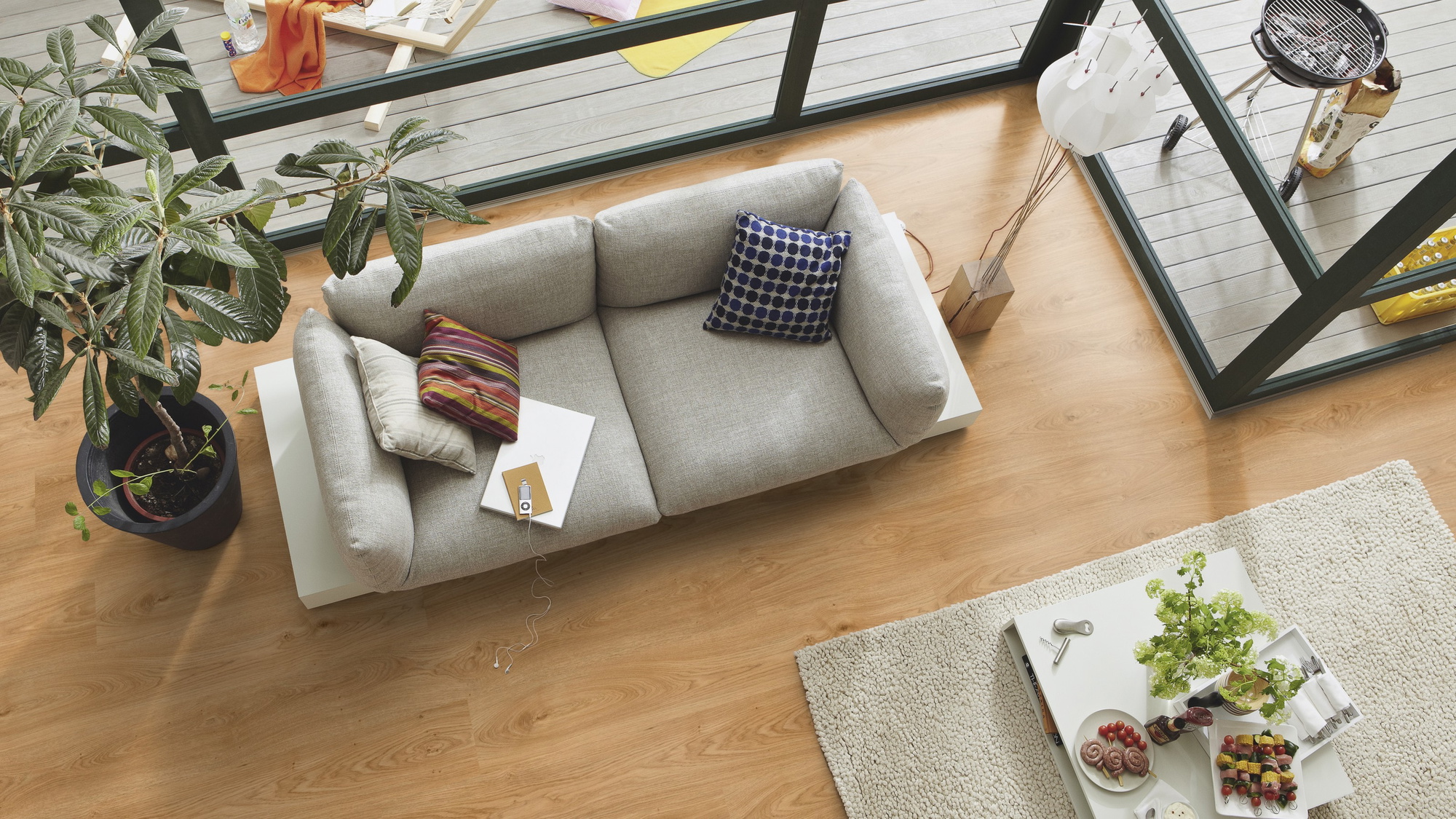 Milieubild Wohnzimmer im Wintergarten - Blick von oben - MEISTER Laminat LC 150 Ufereiche honig Milieubild Wohnzimmer im Wintergarten - Blick von oben - MEISTER 600014-1288198-07127