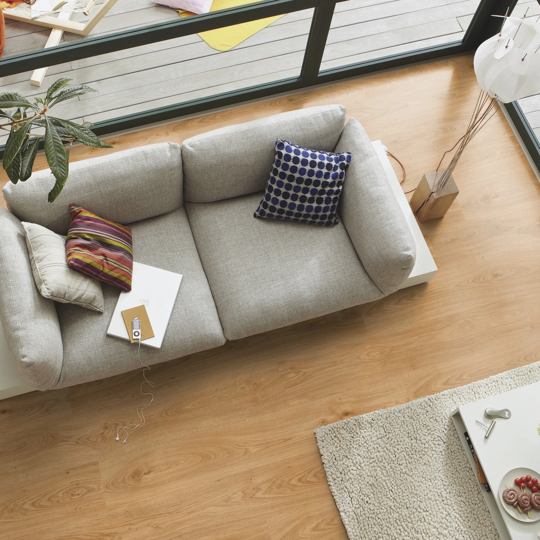 Milieubild Wohnzimmer im Wintergarten - Blick von oben - MEISTER Laminat LC 150 Ufereiche honig Milieubild Wohnzimmer im Wintergarten - Blick von oben - MEISTER 600014-1288198-07127