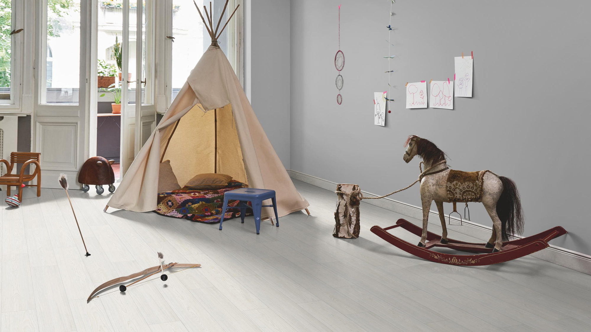 Milieubild Kinderzimmer in Stadtwohnung - Parador HDF Klick-Designboden Modular ONE Lärche Apollo weiß Milieubild Kinderzimmer in Stadtwohnung - Parador 1748713