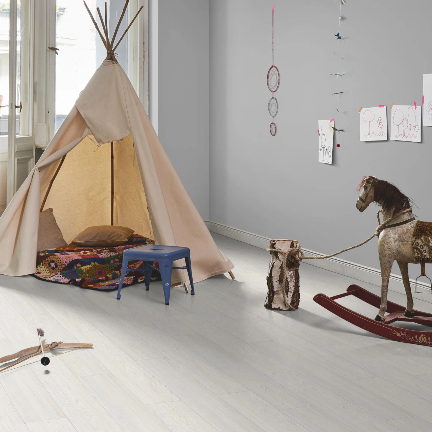 Milieubild Kinderzimmer in Stadtwohnung - Parador HDF Klick-Designboden Modular ONE Lärche Apollo weiß Milieubild Kinderzimmer in Stadtwohnung - Parador 1748713