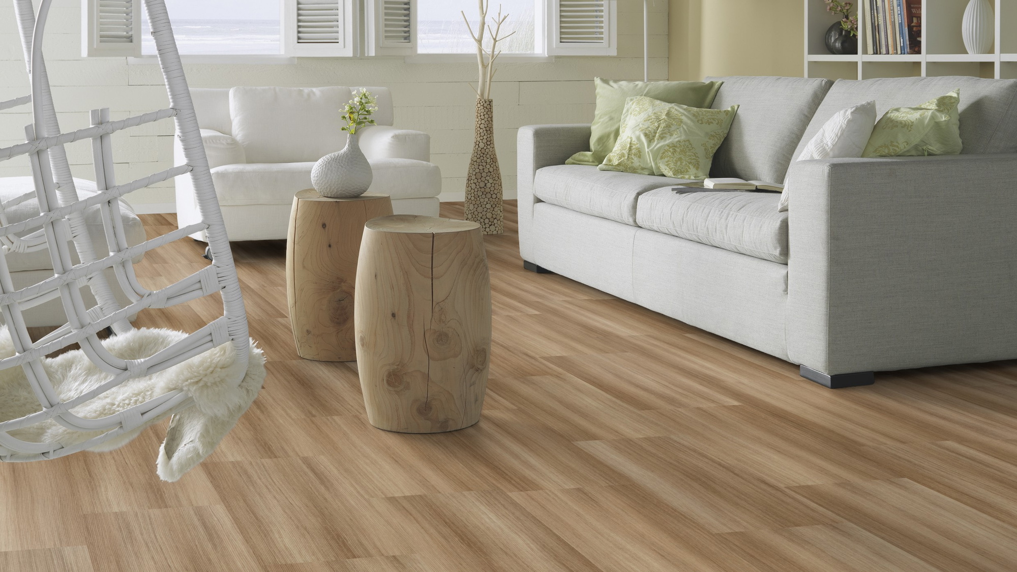 Milieubild Modernes, freundliches Wohnzimmer mit Sofa - Forbo Flooring Klebe-Vinyl Allura Dryback 0.55 Wood Light Twine Milieubild Modernes, freundliches Wohnzimmer mit Sofa - Forbo Flooring 243634