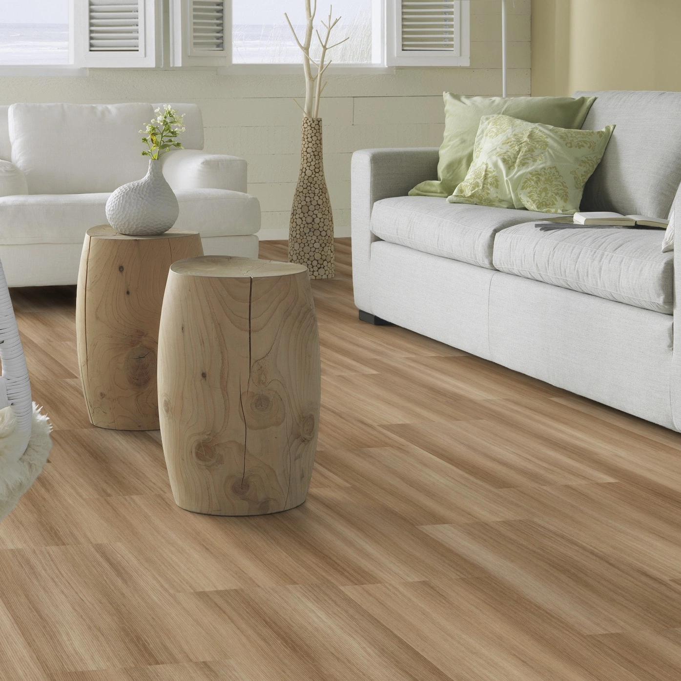 Milieubild Modernes, freundliches Wohnzimmer mit Sofa - Forbo Flooring Klebe-Vinyl Allura Dryback 0.55 Wood Light Twine Milieubild Modernes, freundliches Wohnzimmer mit Sofa - Forbo Flooring 243634