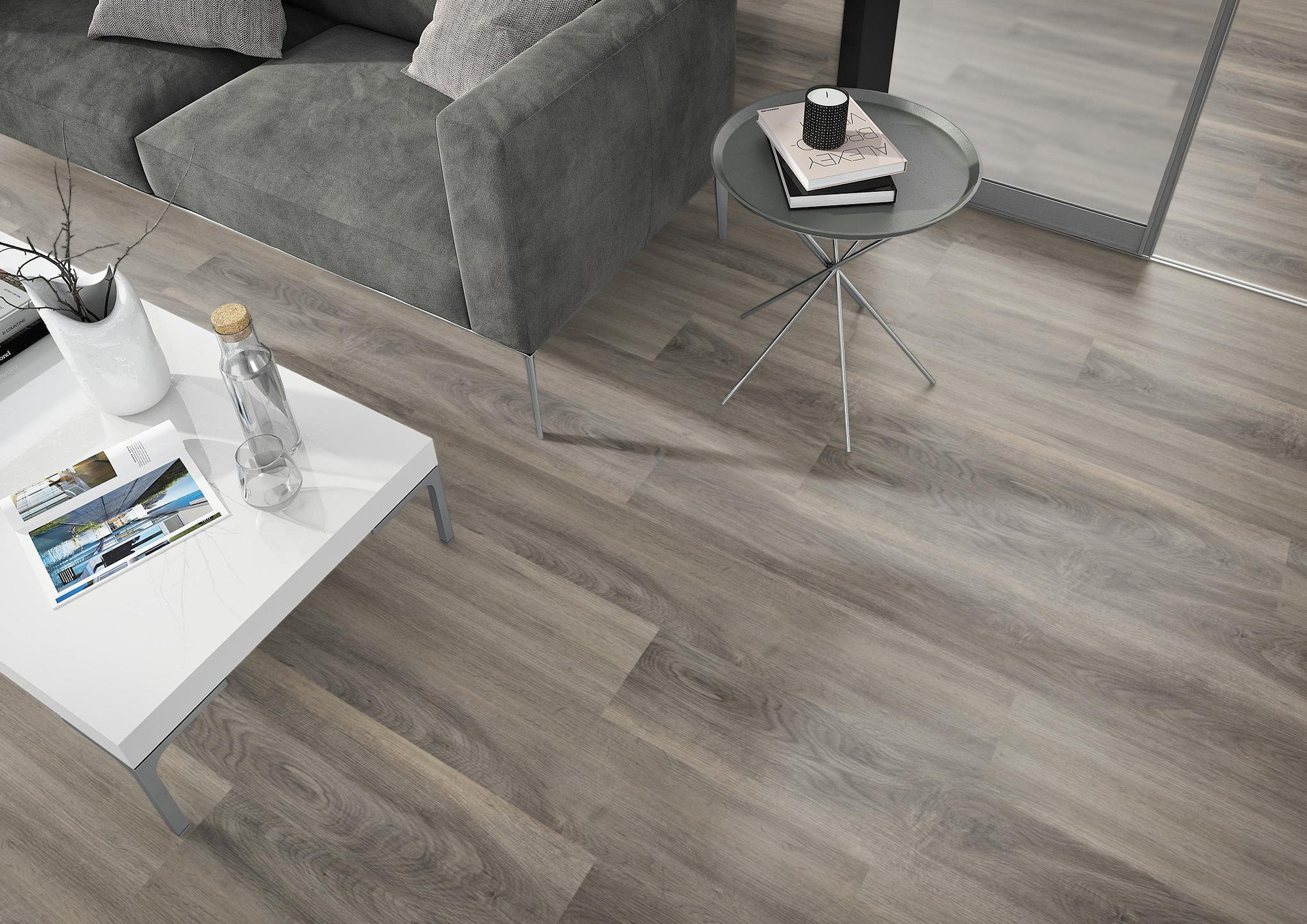 Milieubild Wohnzimmer - Sofa mit Beistelltisch und Glastür - nexflor Rigid Klick-Vinyl Apollo Click Collection Delos Oak Milieubild Wohnzimmer - Sofa mit Beistelltisch und Glastür - nexflor NXF-60030-007