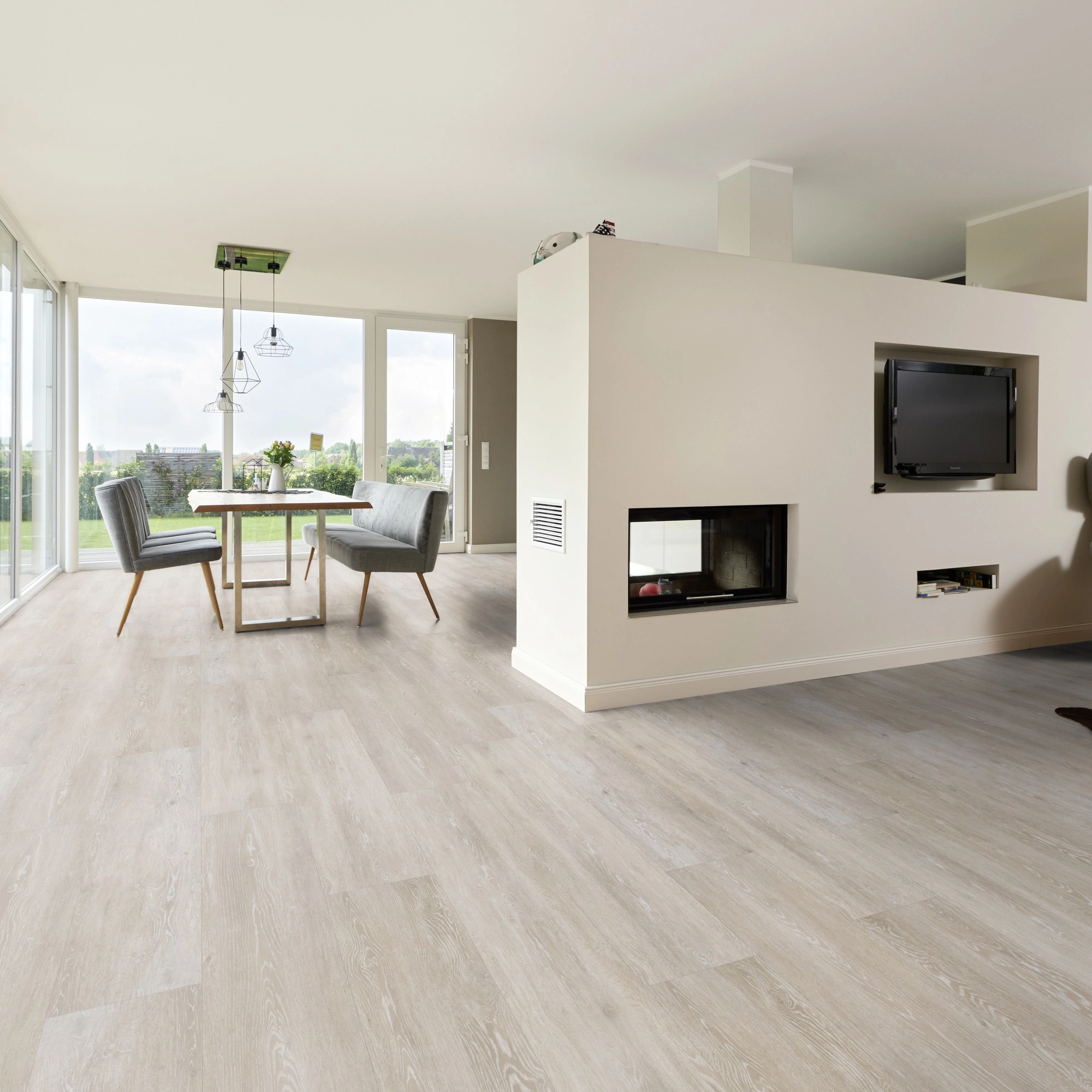 Milieubild Wohnzimmer mit Essbereich und Kamin - ter Hürne Klebe-Vinyl Pro Classic Choice Eiche Viborg Milieubild Wohnzimmer mit Essbereich und Kamin - ter Hürne 1101210603