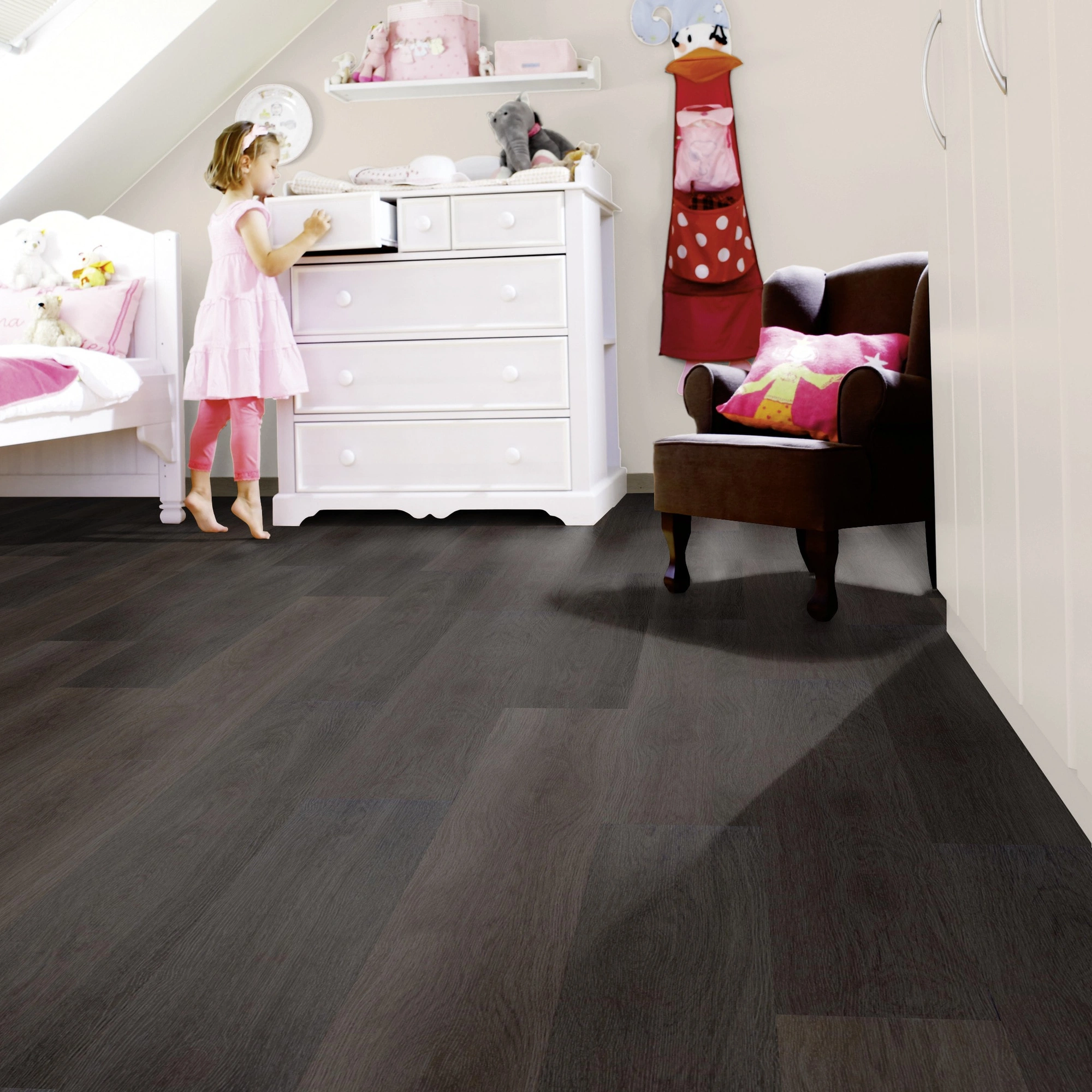Milieubild Kinderzimmer mit weißer Kommode - wineo HDF Klick-Bioboden PURLINE wineo 1000 wood L Soft Oak Pepper Milieubild Kinderzimmer mit weißer Kommode - wineo MLP304R