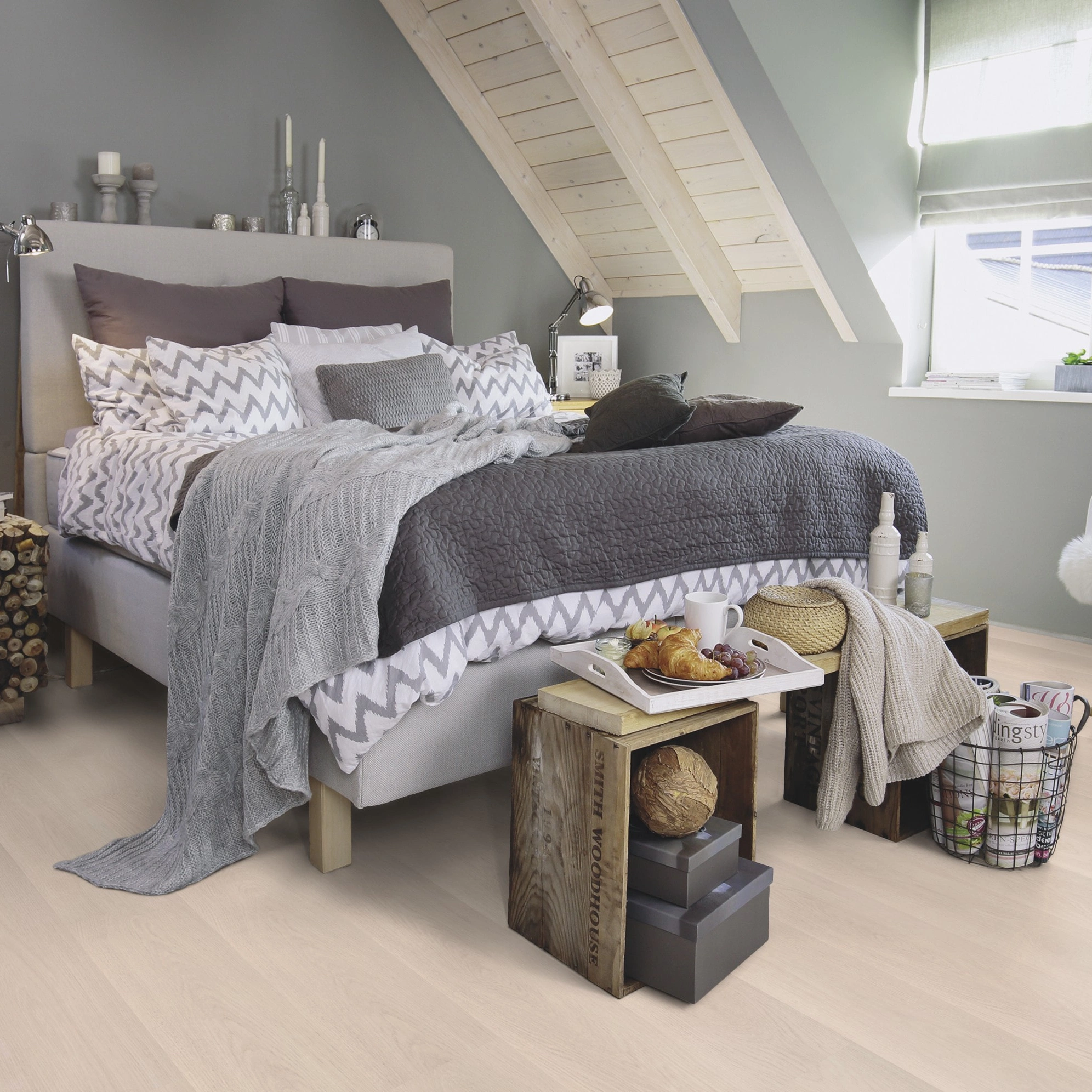 Milieubild Schlafzimmer im modernen Dachgeschoss - wineo Klick-Bioboden PURLINE wineo 1000 wood L Soft Oak Salt Milieubild Schlafzimmer im modernen Dachgeschoss - wineo PLC295R