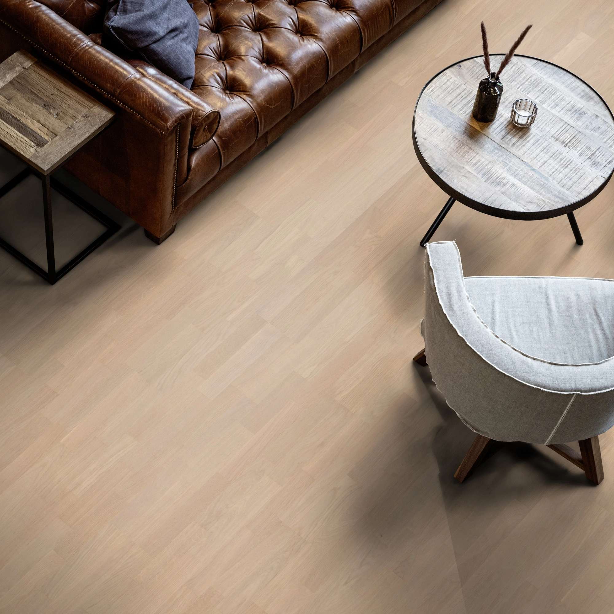 Milieubild Wohnzimmer mit Ledersofa - Blick von oben - ter Hürne Parkett Tailored Collection Eiche Grechetto Milieubild Wohnzimmer mit Ledersofa - Blick von oben - ter Hürne 1101312495