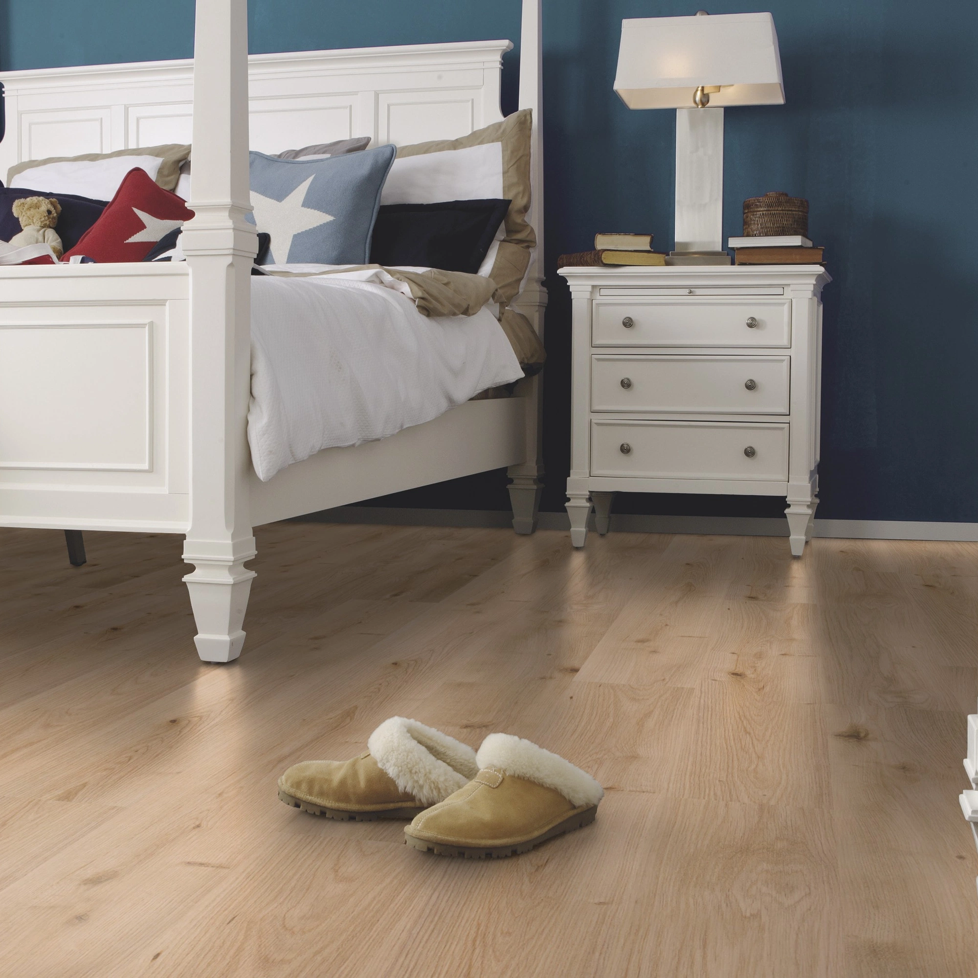 Milieubild Schlafzimmer im Landhaus-Stil - wineo Klick-Bioboden PURLINE wineo 1000 wood L Intensive Oak Honey Milieubild Schlafzimmer im Landhaus-Stil - wineo PLC299R
