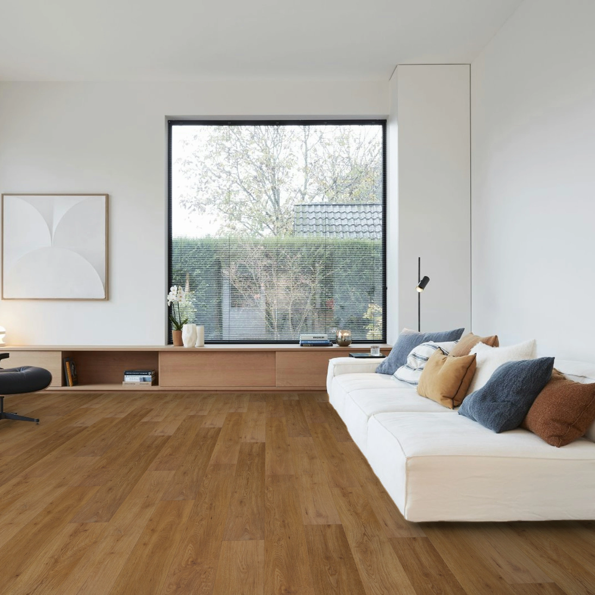 Milieubild Großräumiges Wohnzimmer mit Couch - BerryAlloc Klebe-Vinyl Zenn Gluedown 55 Caïro Milieubild Großräumiges Wohnzimmer mit Couch - BerryAlloc 60002256