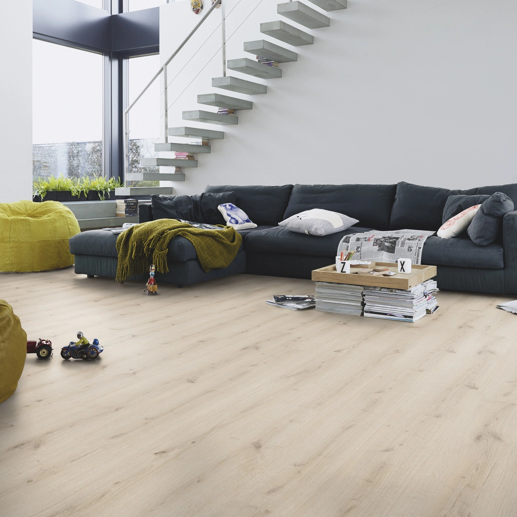 Milieubild Modernes Wohnzimmer mit Kamin - MEISTER Laminat LC 150 Turmeiche cremeweiß Milieubild Modernes Wohnzimmer mit Kamin - MEISTER 600014-1288198-07119