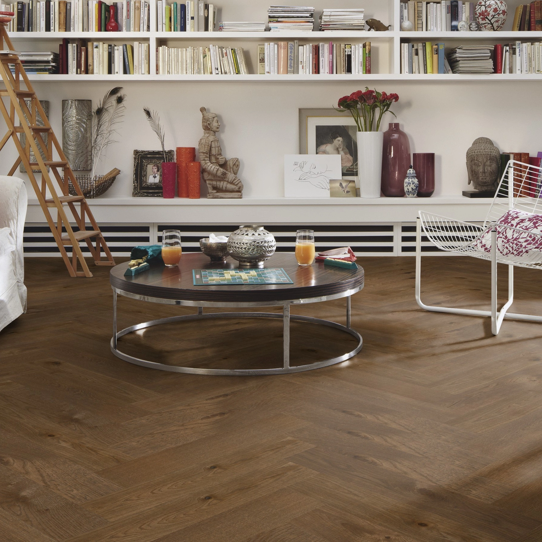 Milieubild Wohnzimmer mit großem Bücherregal - MEISTER Holzboden HS 500 Lindura Eiche classic olivgrau Milieubild Wohnzimmer mit großem Bücherregal - MEISTER 500010-0700140-08926