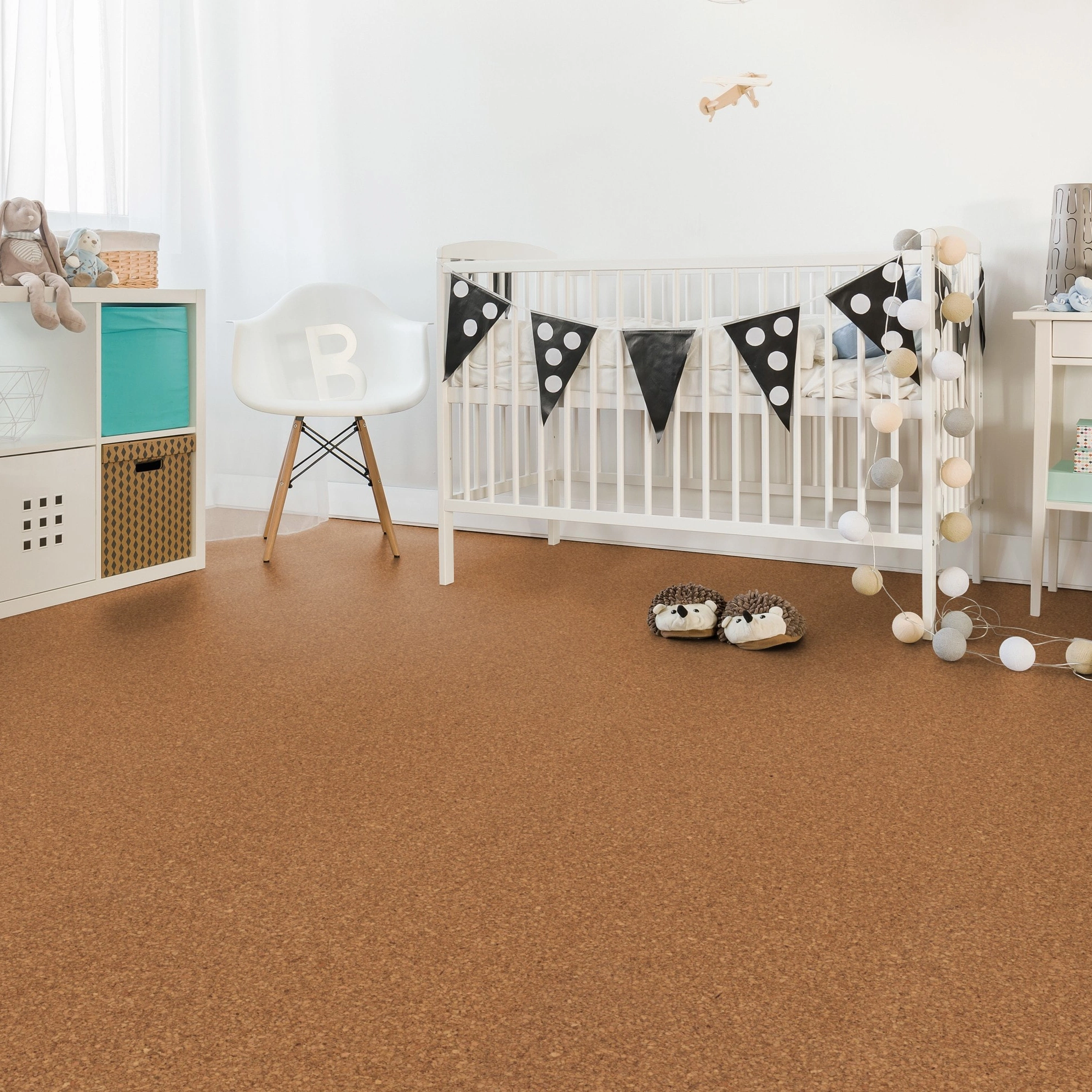 Milieubild Kinderzimmer mit weißer Krippe - Wicanders HDF Klick-Korkboden cork Essence Originals Natural Milieubild Kinderzimmer mit weißer Krippe - Wicanders 80002234