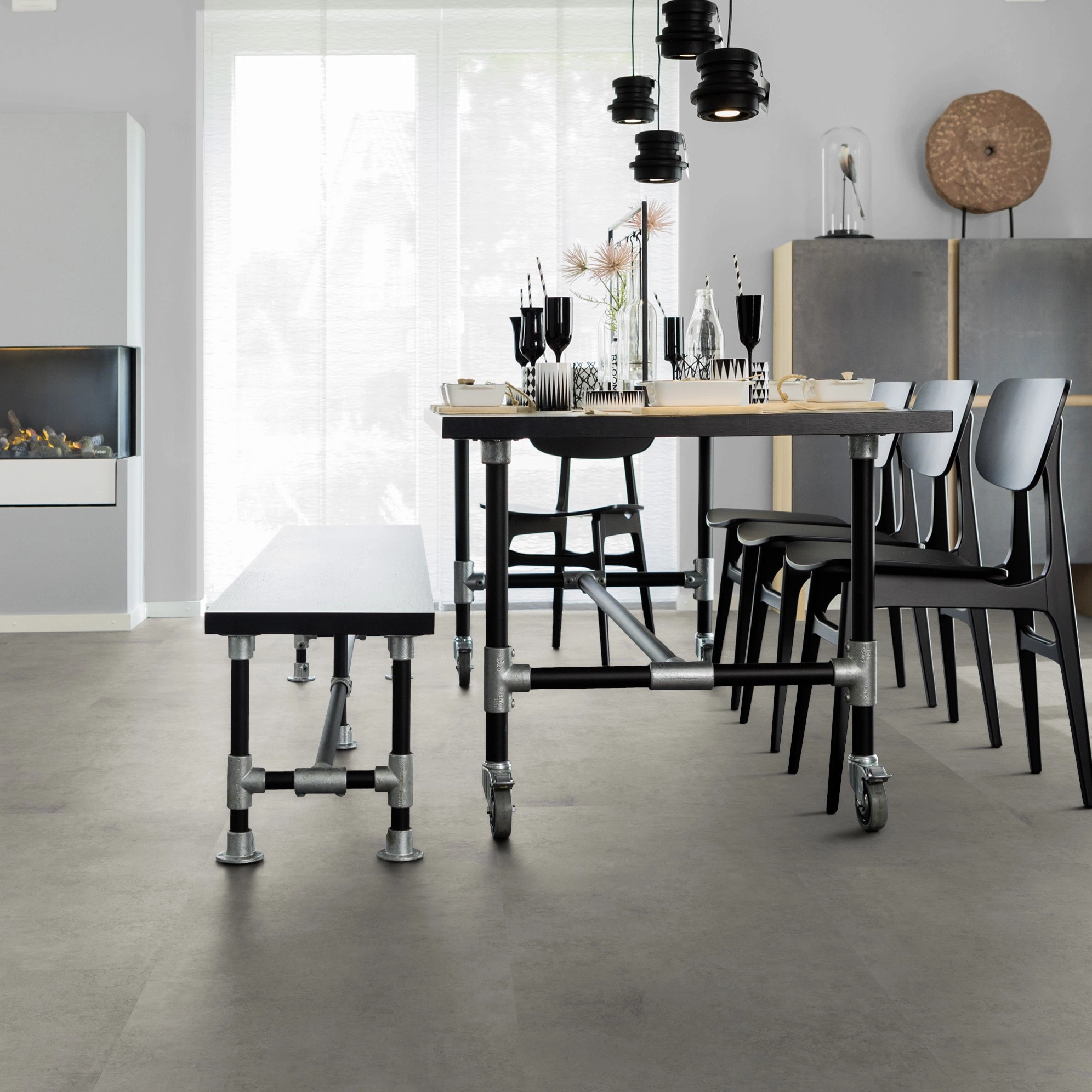 Milieubild Esszimmer mit Kamin - wineo Klebe-Bioboden PURLINE wineo 1500 stone XL Portland Concrete Grey Milieubild Esszimmer mit Kamin - wineo PL15407SXL
