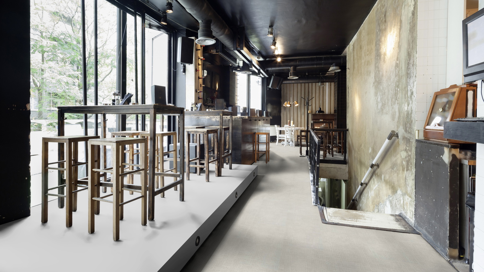 Milieubild Restaurant - Bar mit Tischen und Hockern - wineo PL15601GXL