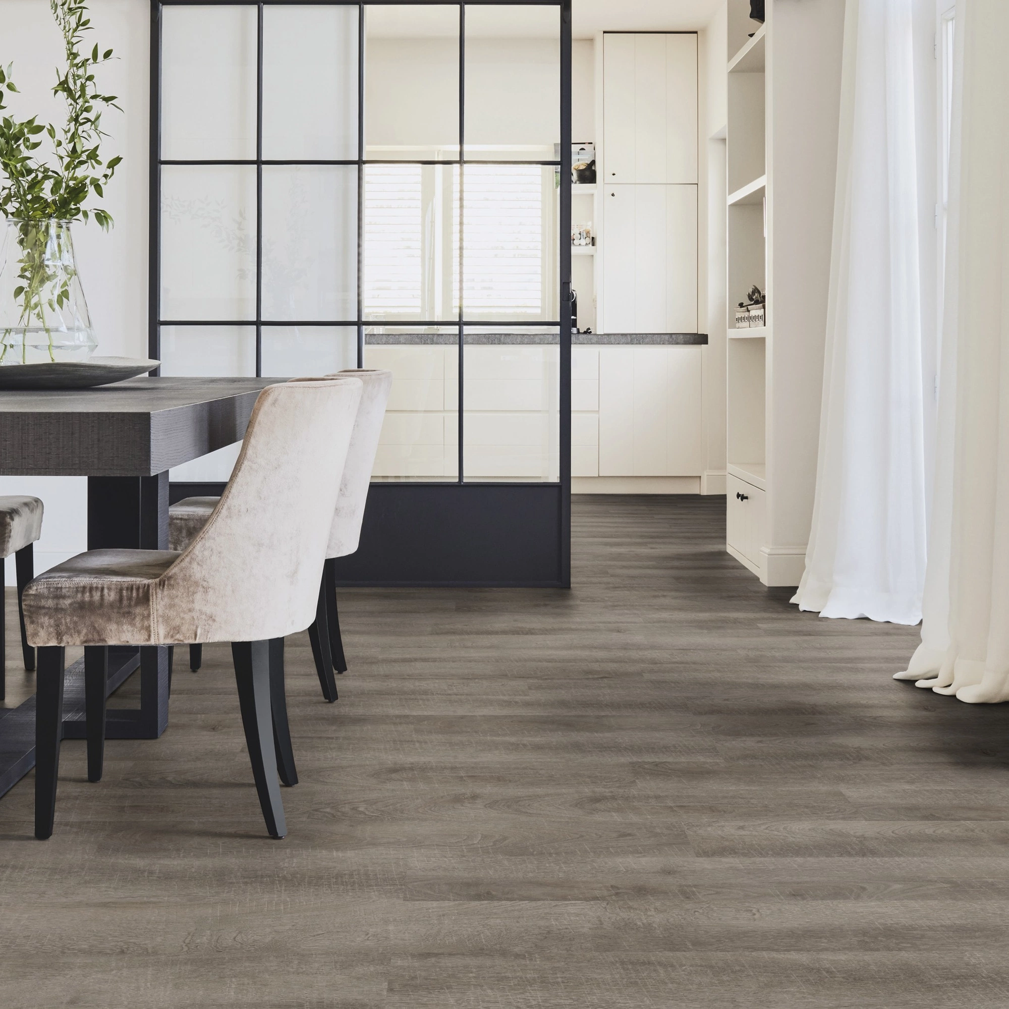 Milieubild Modernes Esszimmer mit Glas-Schiebetür - Tarkett Klebe-Vinyl iD Inspiration 30 CLASSICS Antik Oak Dark Grey Milieubild Modernes Esszimmer mit Glas-Schiebetür - Tarkett 24524006