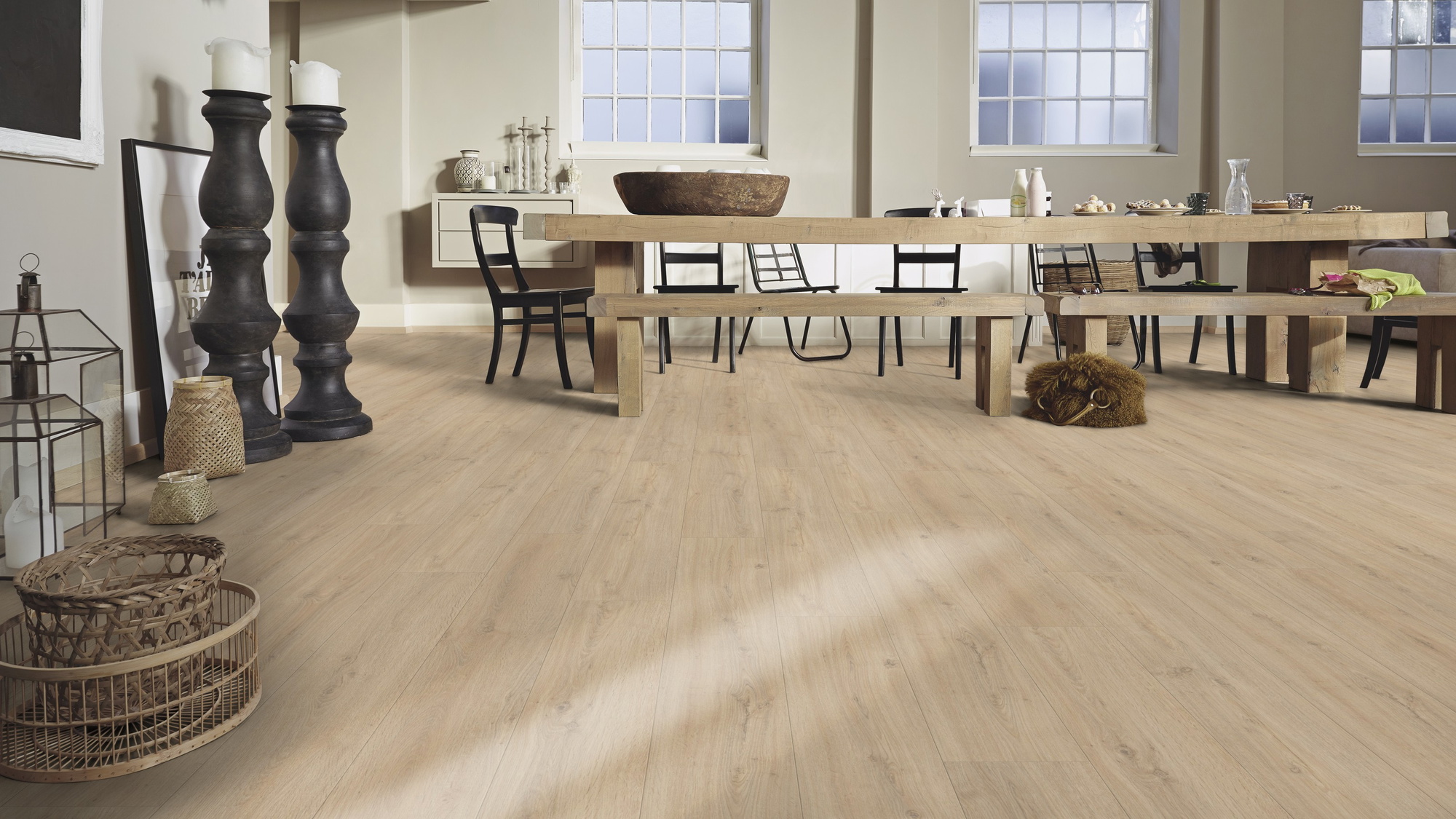 Milieubild Esszimmer mit großem Tisch - Meister Laminat LD 150 Felseneiche sand Milieubild Esszimmer mit großem Tisch - Meister 600017-1288198-07122
