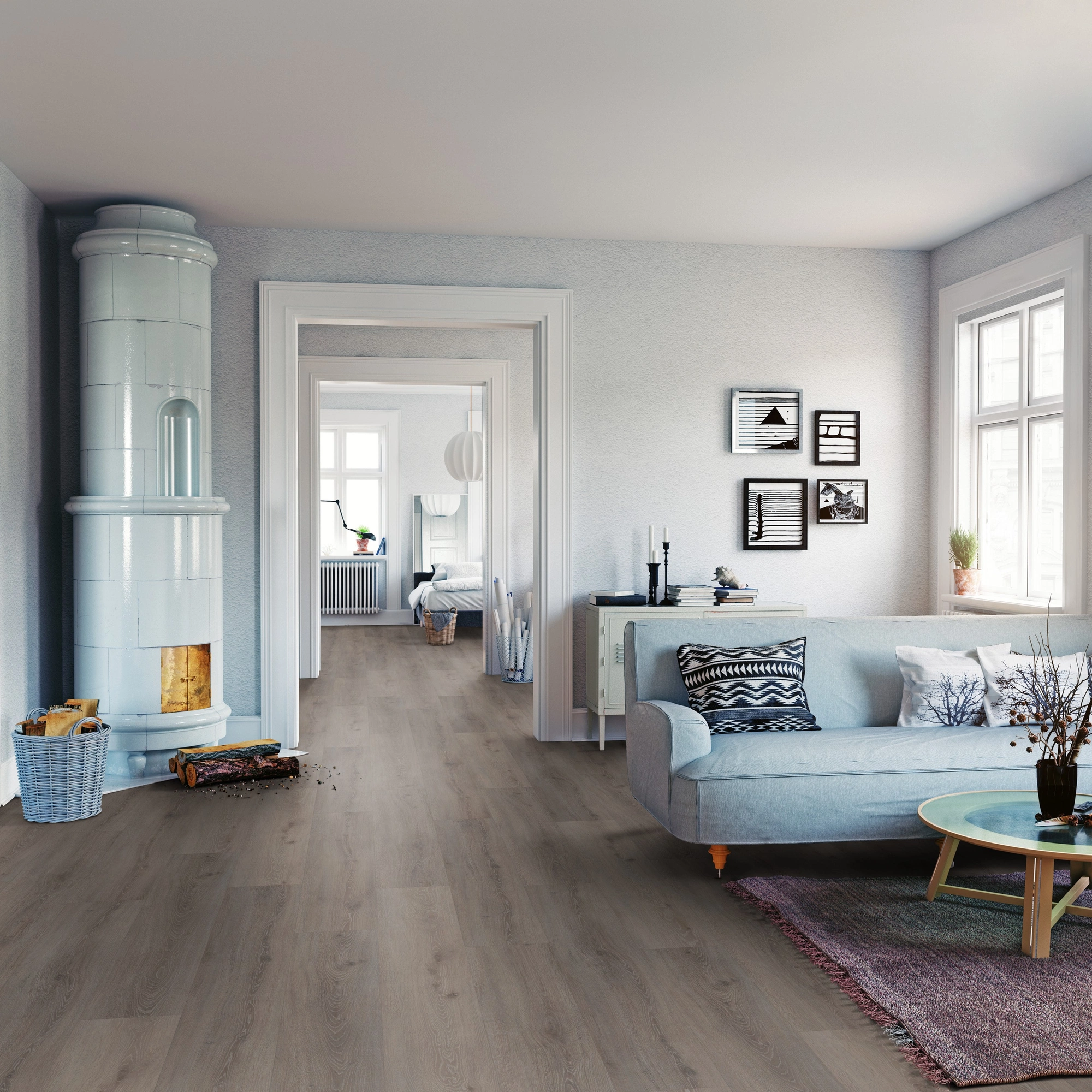 Milieubild Wohnzimmer mit Sofa und Kachelofen - ter Hürne Klebe-Vinyl Pro Classic Edition Eiche Triest Milieubild Wohnzimmer mit Sofa und Kachelofen - ter Hürne 1101210432