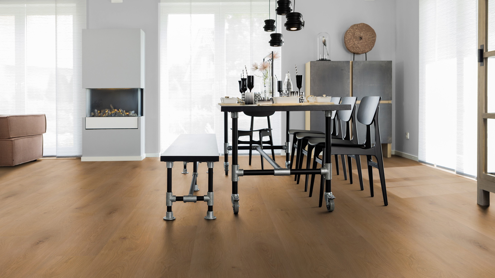 Milieubild Esszimmer mit Kamin - wineo Klick-Bioboden PURLINE wineo 1000 wood XL Noble Oak Toffee Milieubild Esszimmer mit Kamin - wineo PLC311R
