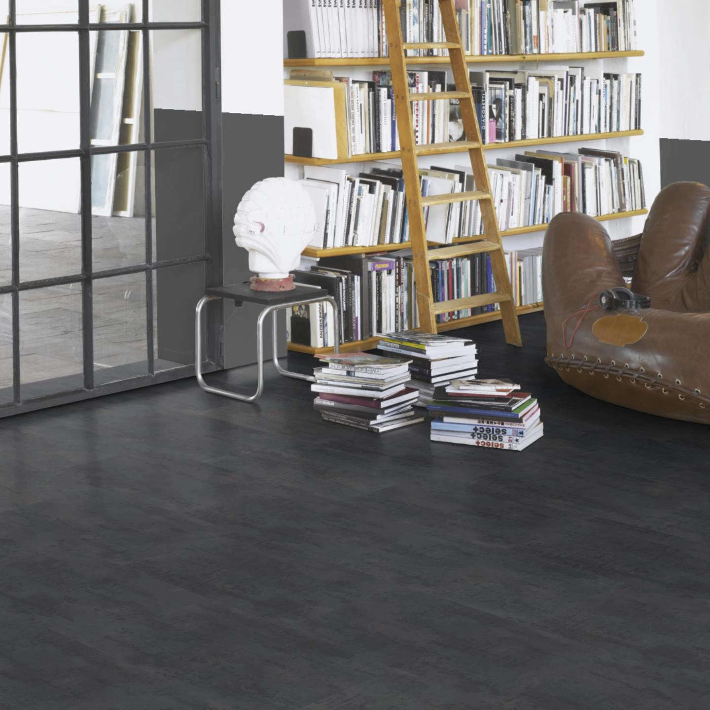 Milieubild Modernes Wohnzimmer mit Atelier - Parador Laminat Trendtime 5 Rohstahl Milieubild Modernes Wohnzimmer mit Atelier - Parador 1743600