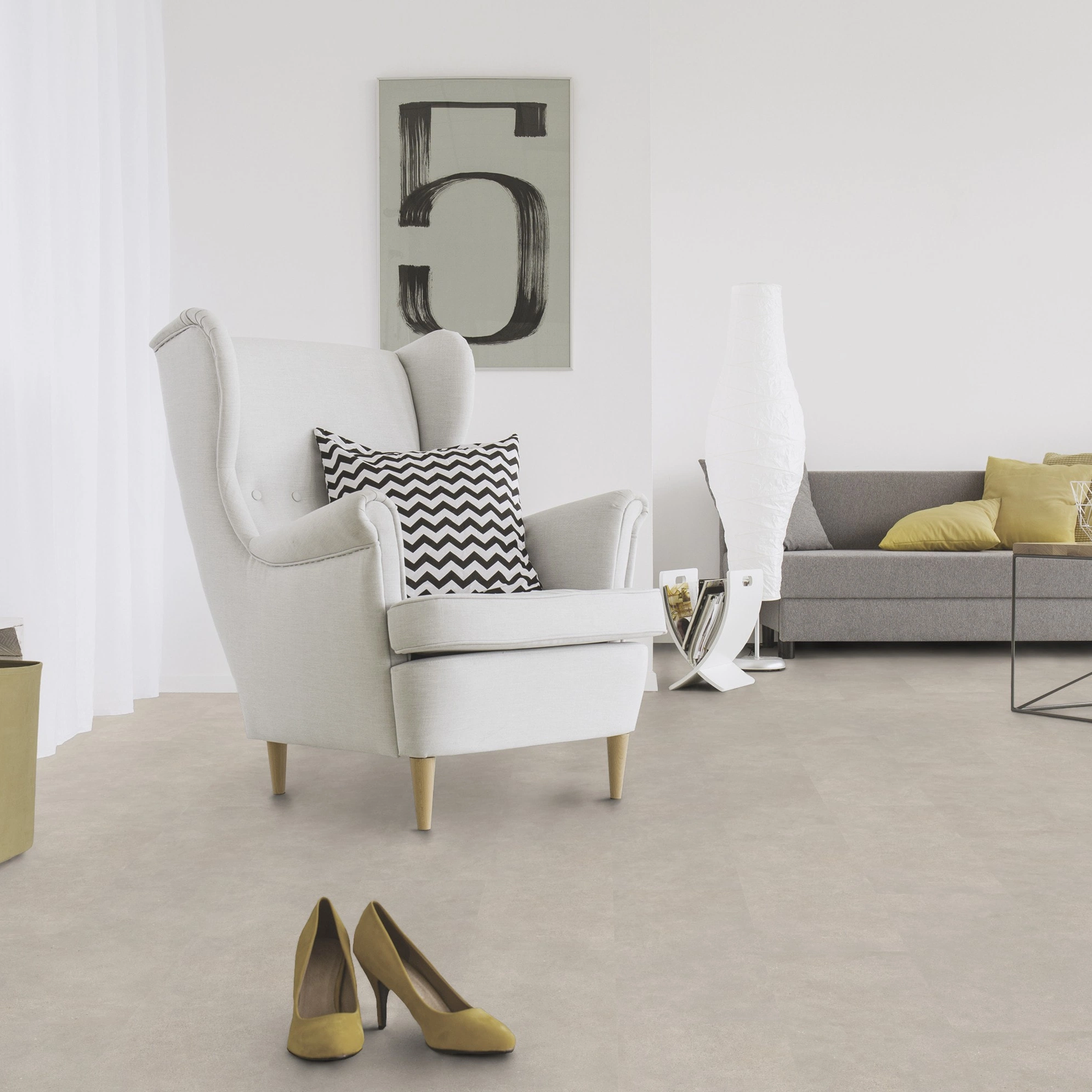 Milieubild Wohnzimmer mit Sessel und Sofa - Wicanders Wise HDF Klick-Designboden stone Natural Microcement Greige Milieubild Wohnzimmer mit Sessel und Sofa - Wicanders Wise 80003908
