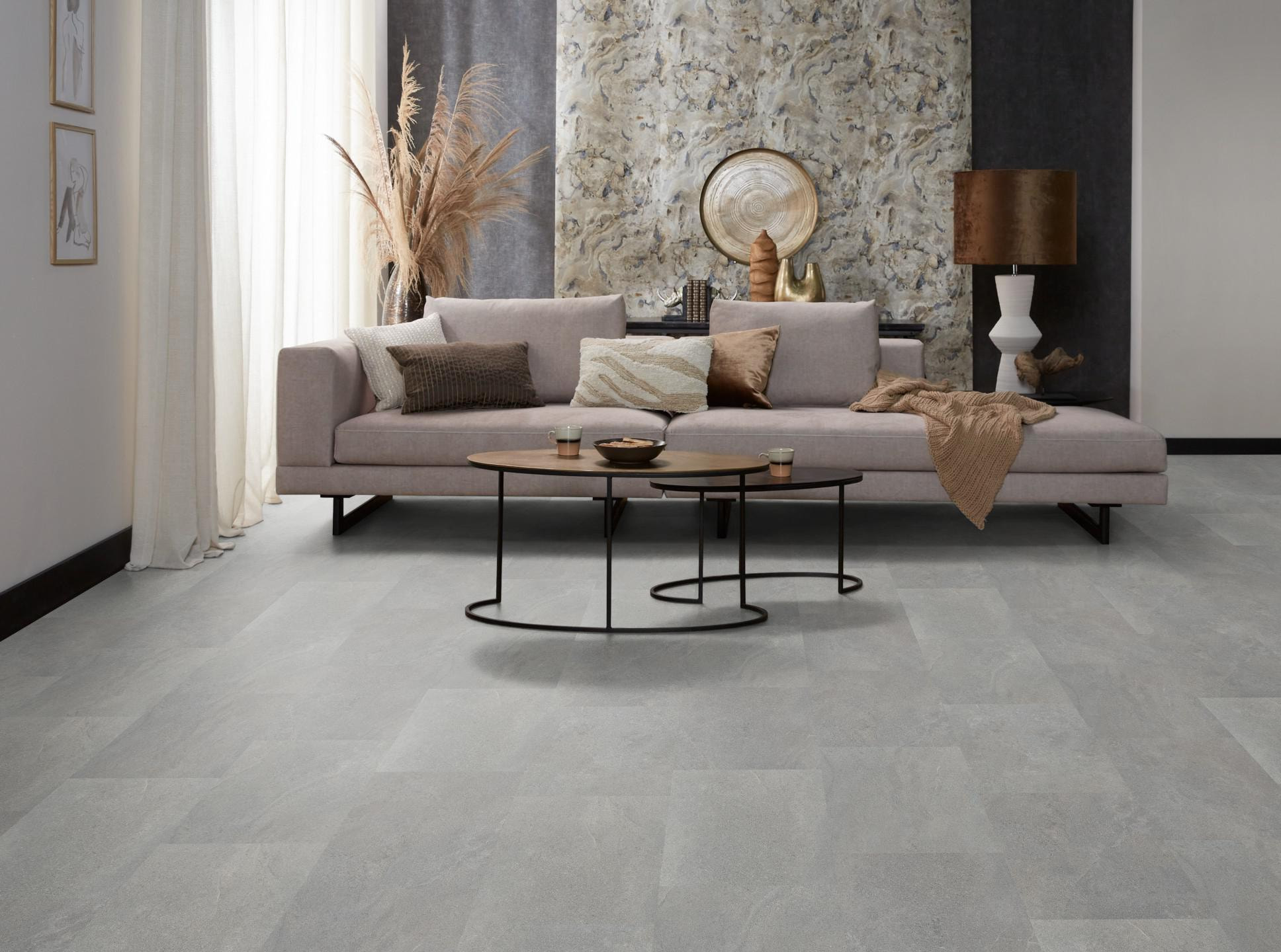 Milieubild Modernes, freundliches Wohnzimmer mit Sofa und Wandtapete - nexflor Rigid Klick-Vinyl Oreios Click Collection Mykale Milieubild Modernes, freundliches Wohnzimmer mit Sofa und Wandtapete - nexflor NXF-62030-002