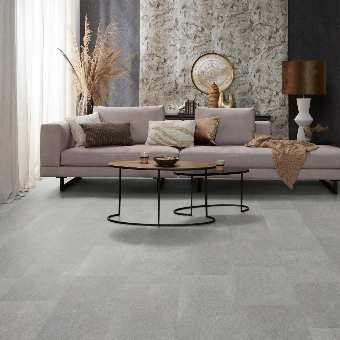 Milieubild Modernes, freundliches Wohnzimmer mit Sofa und Wandtapete - nexflor Rigid Klick-Vinyl Oreios Click Collection Mykale Milieubild Modernes, freundliches Wohnzimmer mit Sofa und Wandtapete - nexflor NXF-62030-002