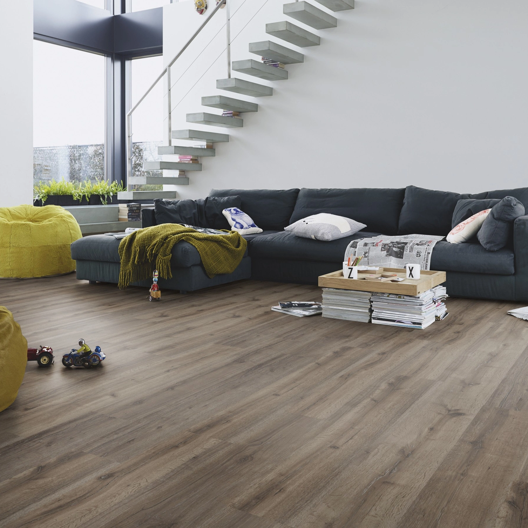 Milieubild Modernes Wohnzimmer mit Kamin - MEISTER Laminat LC 55 Grey Oak Milieubild Modernes Wohnzimmer mit Kamin - MEISTER 600012-1288198-06671