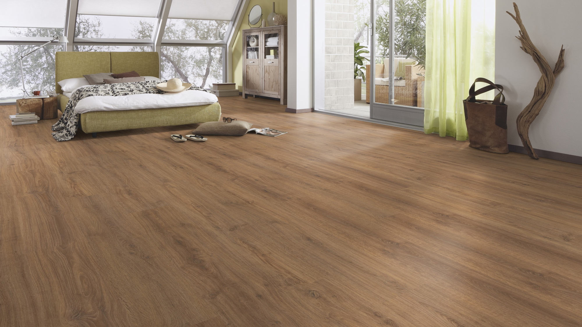 Milieubild Schlafzimmer im modernen Dachgeschoss - MEISTER Laminat LC 150 Eiche Muscat Milieubild Schlafzimmer im modernen Dachgeschoss - MEISTER 600014-1288198-06416