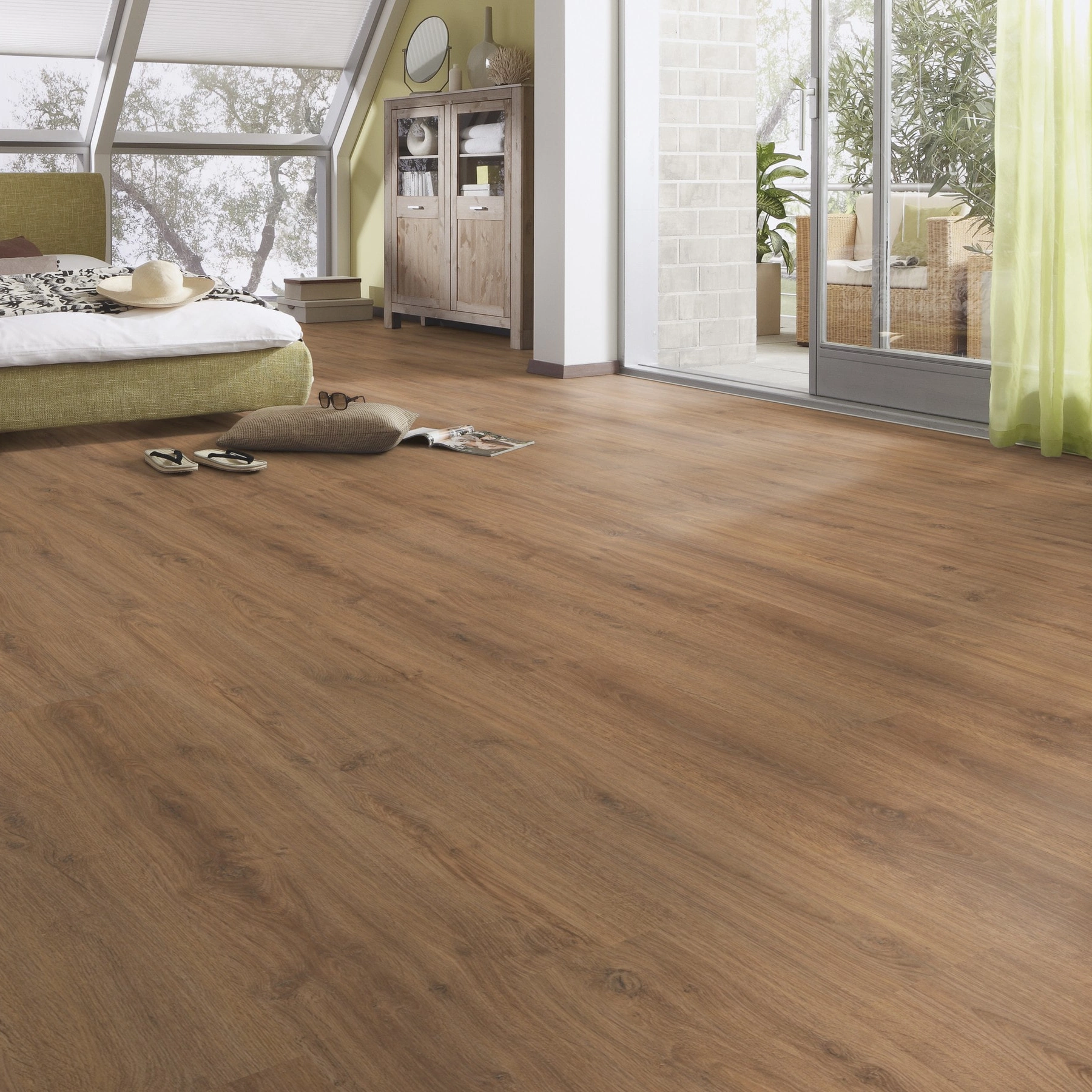 Milieubild Schlafzimmer im modernen Dachgeschoss - MEISTER Laminat LC 150 Eiche Muscat Milieubild Schlafzimmer im modernen Dachgeschoss - MEISTER 600014-1288198-06416